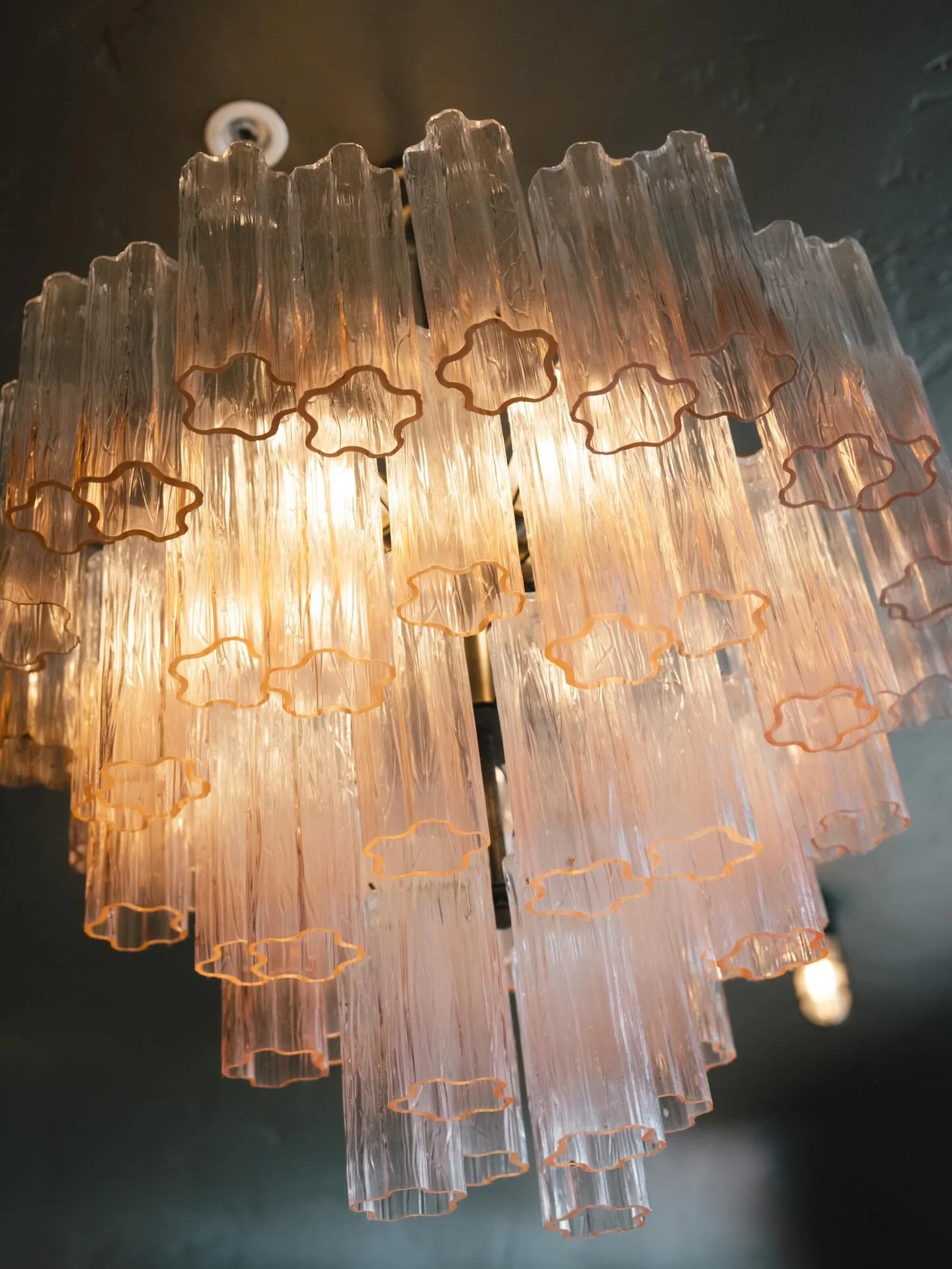 Storytelling is knowing where to look when everyone else is looking somewhere else. 🌴🩴🦋🌸

It&rsquo;s the loquats heavy on the branch, the chandelier that looks like spun sugar, the floral curtains that remind you of grandma&rsquo;s garden. The be