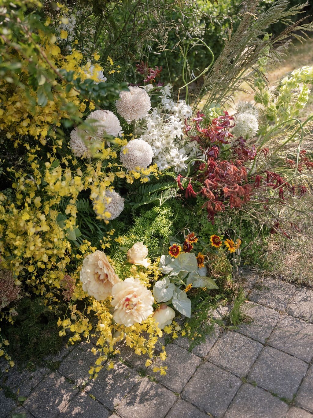 Whimical florals in a summery palette. A perfect blend of bold  oranges and yellows with muted greens and pinks for this June wedding at @themadrona 🍊🌻

Venue //&nbsp;@themadrona
Photographer //&nbsp;@elizabethpishalphoto
Planner //&nbsp;@kismetwed