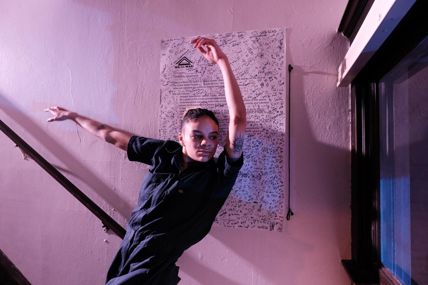 #throwback to Akoiya Harris activating the Wa Na Wari staircase &amp; community agreements, embodying homecoming &amp; space-making ✨🚪🏠

#UN_TITLED

📸: courtesy of @berettemacaulay
