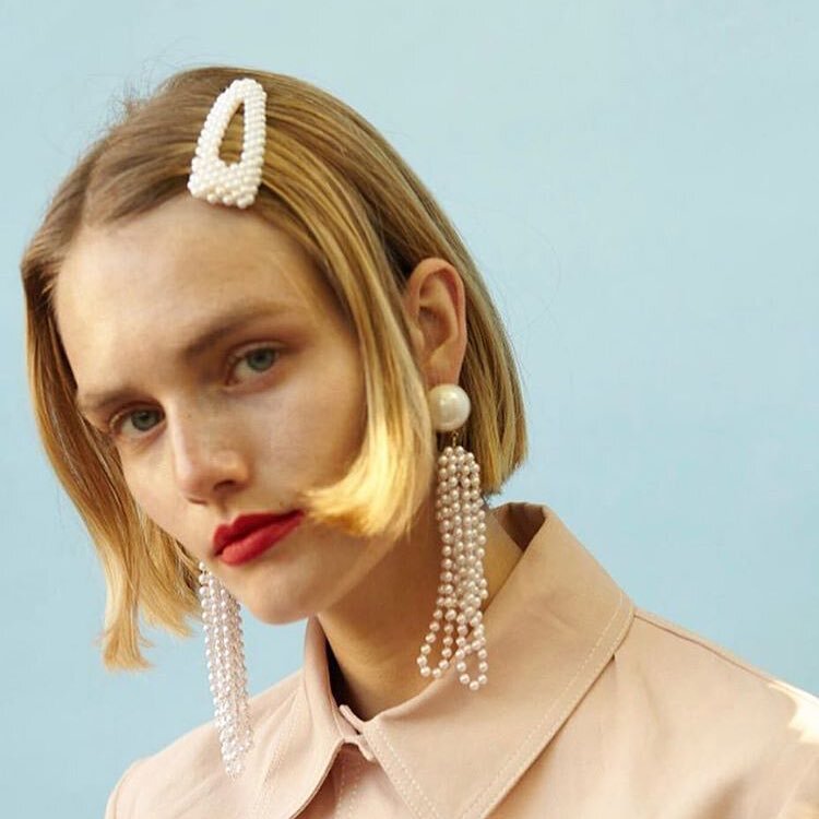 In search of trending pearl hair clips? Click the link in bio to discover our favourites from the web. 📷: @reliquiajewellery .
.
.
.
.
#fashion #style #styleblogger #shoppingguide #pearlhairclip #hairclips