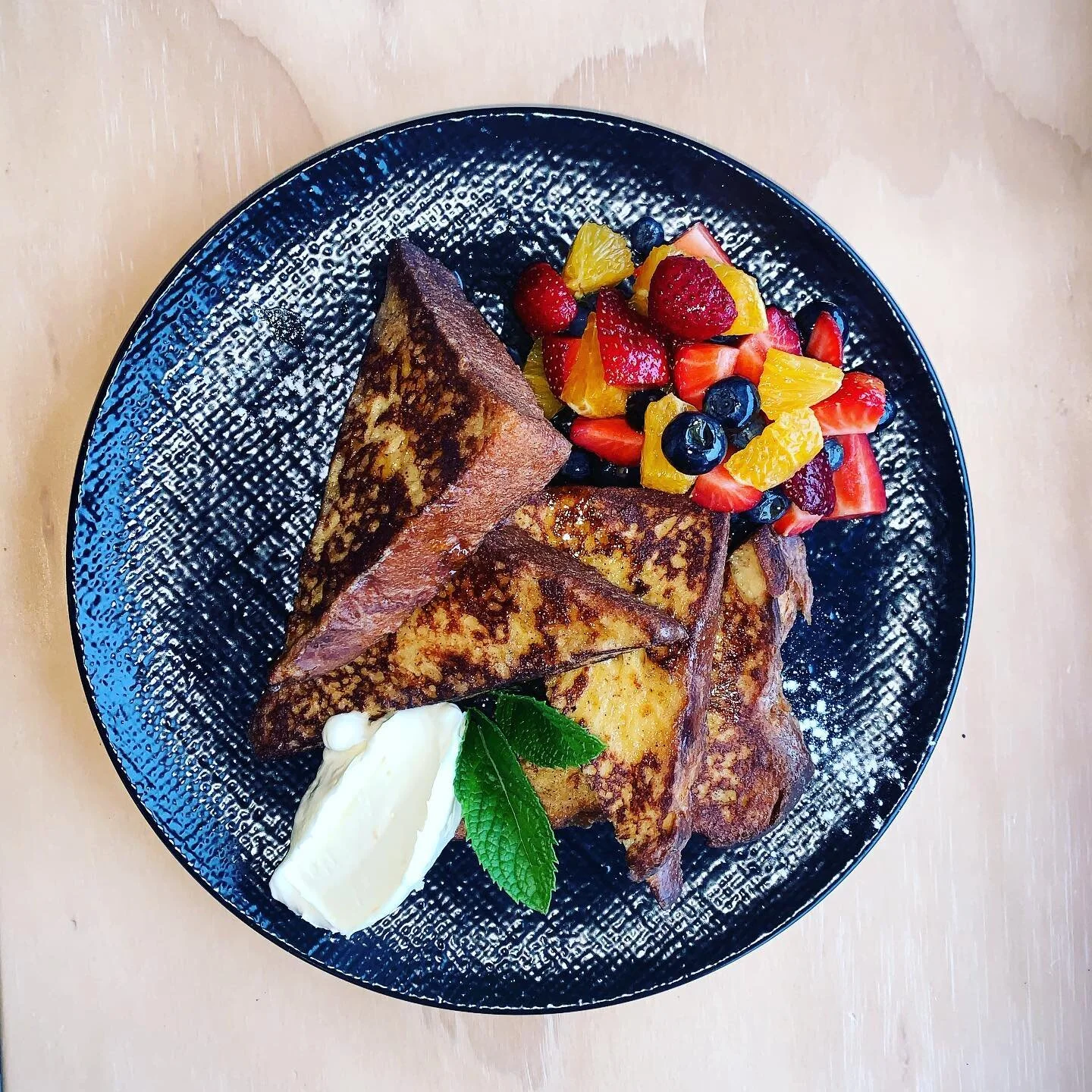 !! New menu item alert !! French Toast now on the breakfast menu at The Green Man. Beautiful egg soaked brioche with vanilla, cinnamon, whipped orange marscapone cream with a fresh summer fruit salad. Oh and don&rsquo;t forget that swirl of maple syrup. Did we mention that it goes very well with a lovely Gancia Prosecco? Nom nom #thegreenmanpeelforest #breakfast #summerbreakfast #tasteofsummer #ganciaprosecco #frenchtoast #geraldinenz #lovegeraldinenz #southcanterbury #peelforest #summerholidays