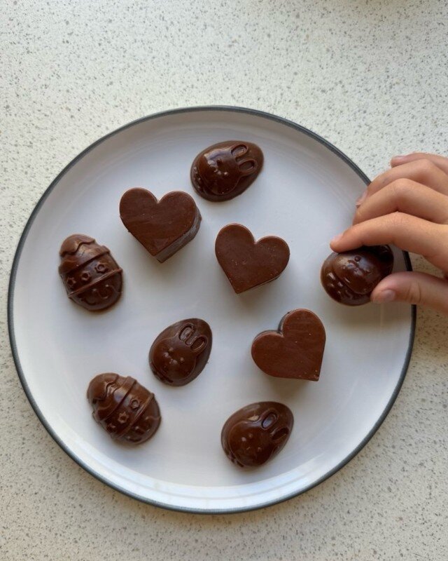 Brothy Choc Cherry Gummies by Renee Lynch @reneelynch_naturopath

INGREDIENTS 
1 cup canned coconut milk 
1/2 cup sour cherry juice
1/2 cup @undividedfoodco GOOD BONES Beef Broth
2 heaped Tbsp cacao powder 
1 heaped Tbsp butter 
3 Tbsp maple syrup 
P