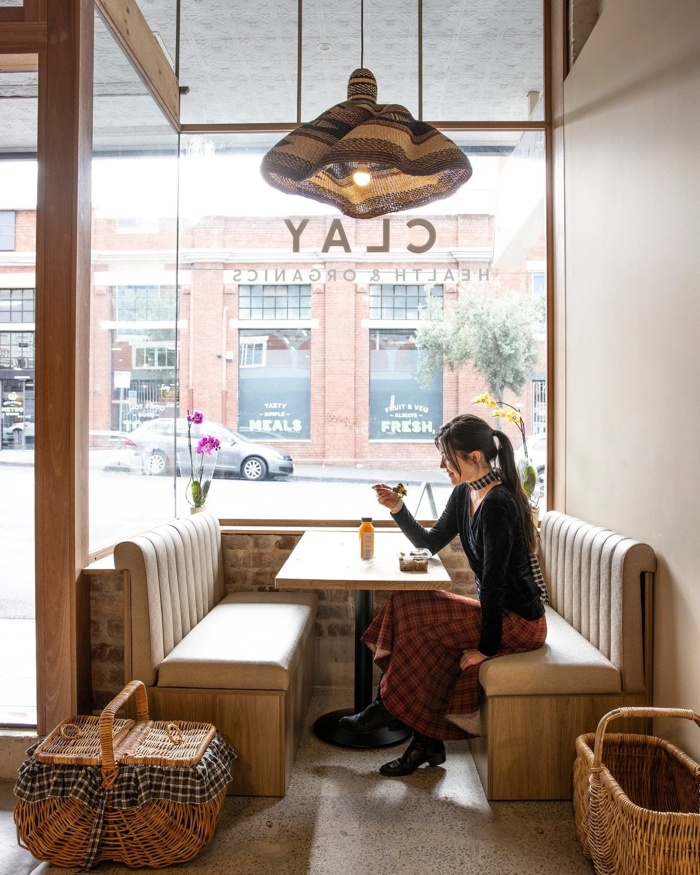 On the go or taking it slow? 
Fresh pre-made salads at Carlton North, and salads, sandwiches + wraps at Collingwood - where you can even take a moment in our cosy little booth ⭐

 #clayhealthandorganics #carltonnorth #collingwood #collingwoodeats #lo