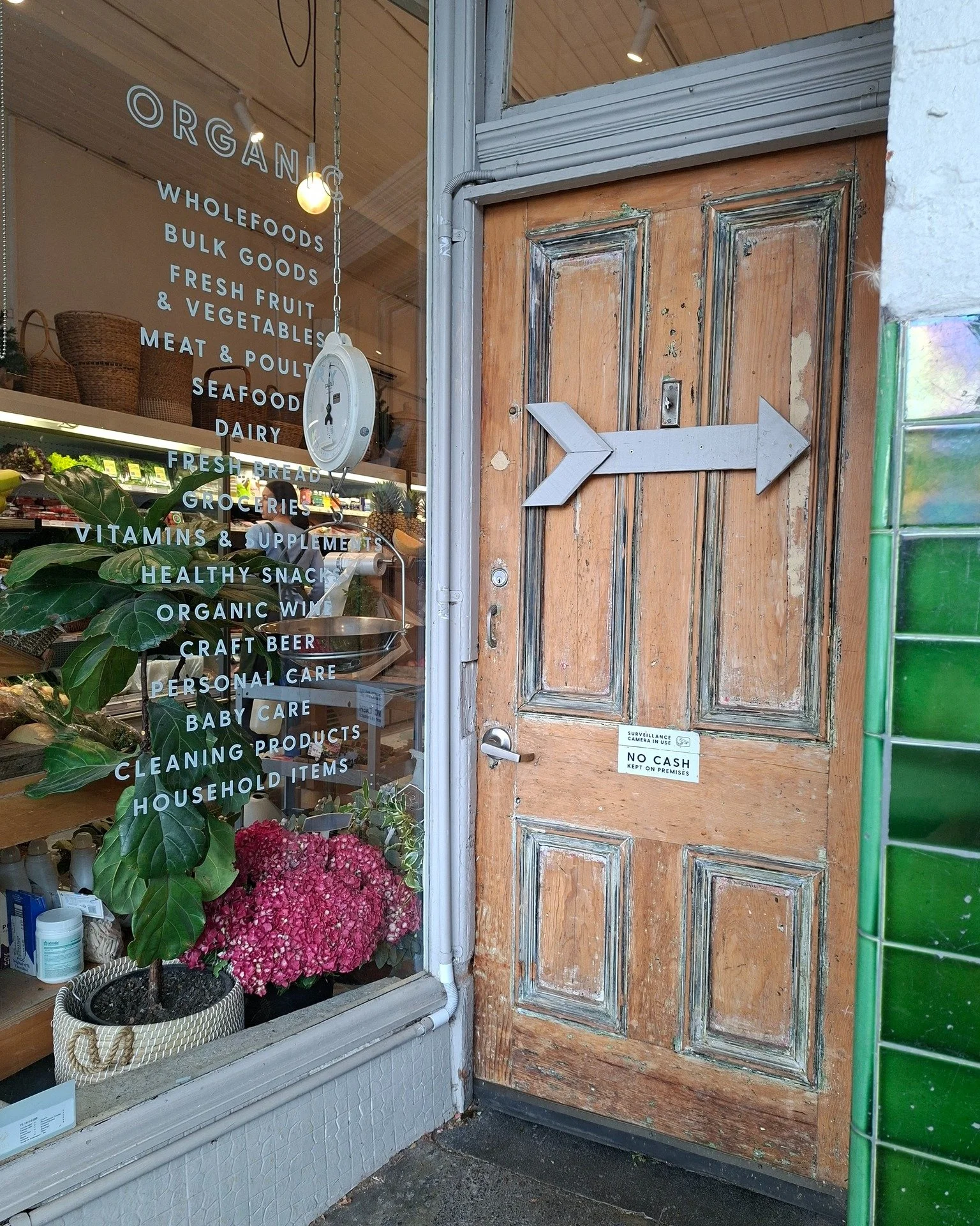 Happy Holidays from all of us here at CLAY Health &amp; Organics. 

Thank you to our wonderful community for all your support ! We hope you all have a happy &amp; safe holiday period. 

We will be back open tomorrow at 8am 🌟 

 #clayhealthandorganic