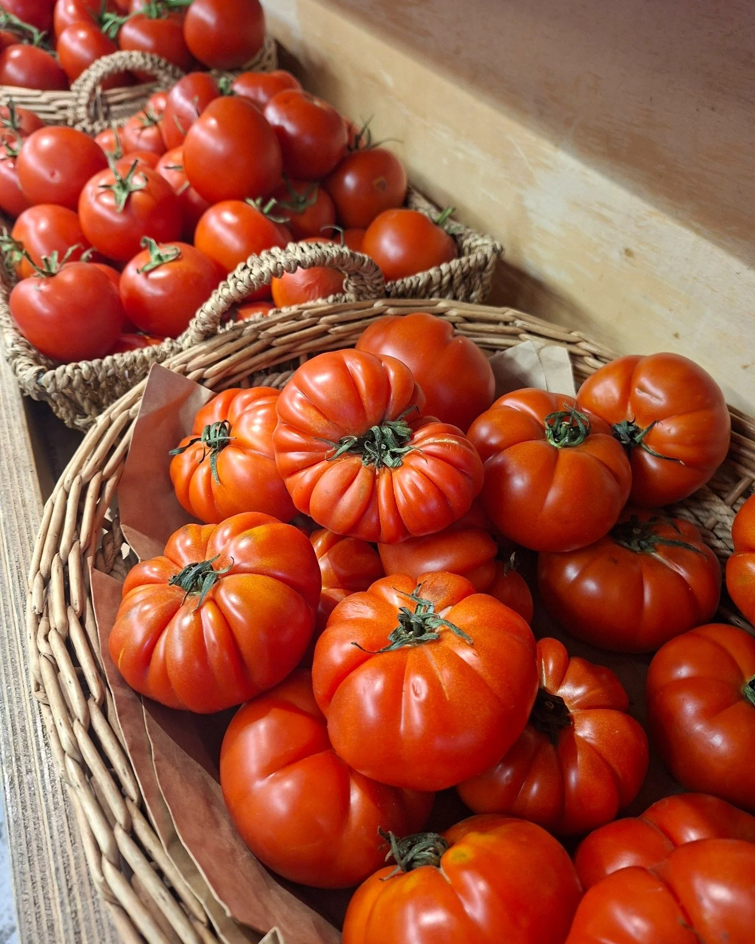 Beautiful Organic Heirloom Tomatoes ready to make your next salad sing! 🍅

 #clayhealthandorganics #carltonnorth #organic #localfood #sustainability