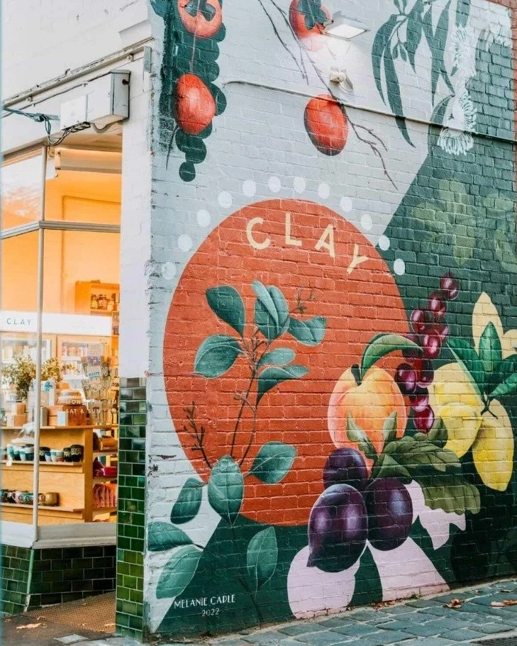 Happy Friday! We hope everyone has had a wonderful week 💚

📷 @manaabird 
🎨 @melanie_caple