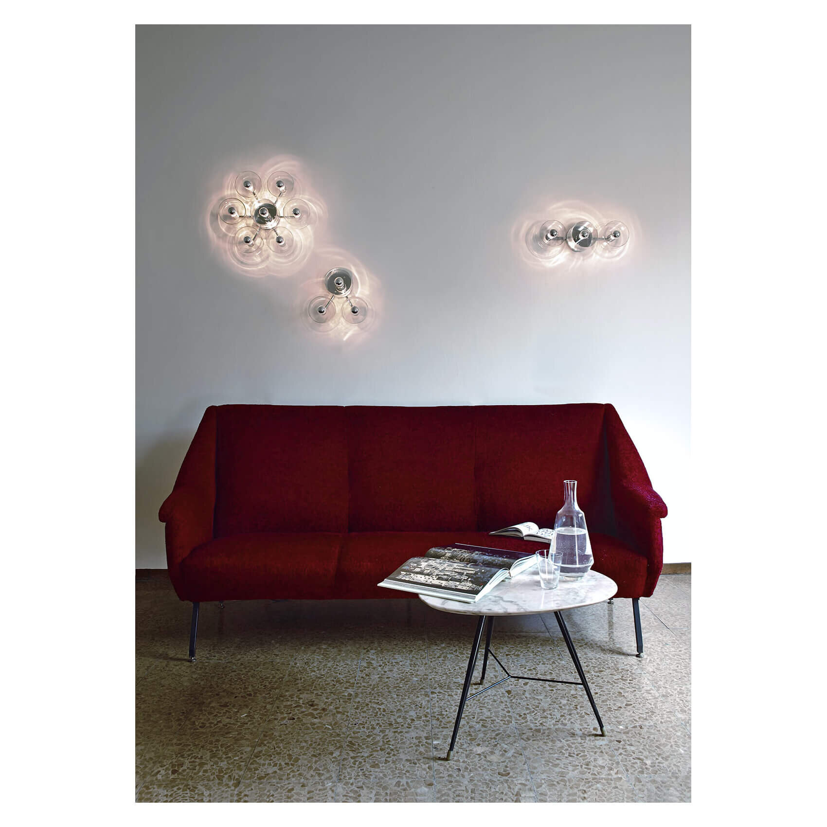 Oluce Fiore 壁燈用於客廳沙發上