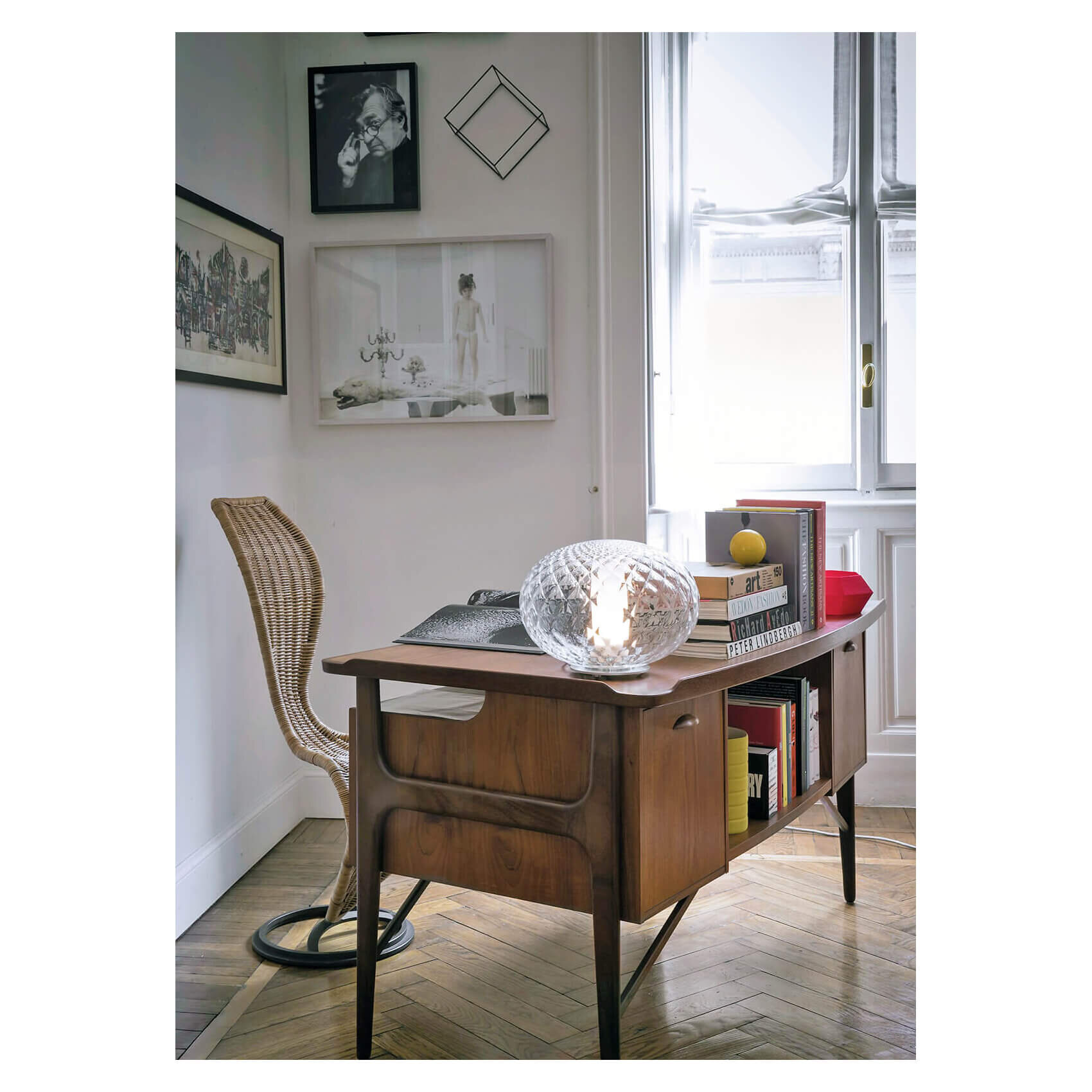 Oluce Recuerdo 義大利玻璃桌燈置於書桌上