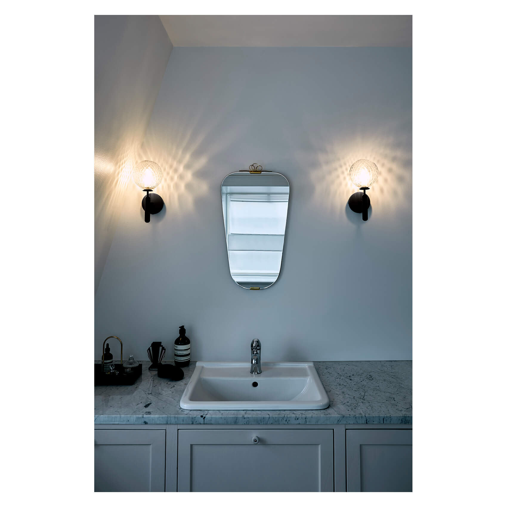 Nuura Miira 壁燈用於浴室鏡子旁