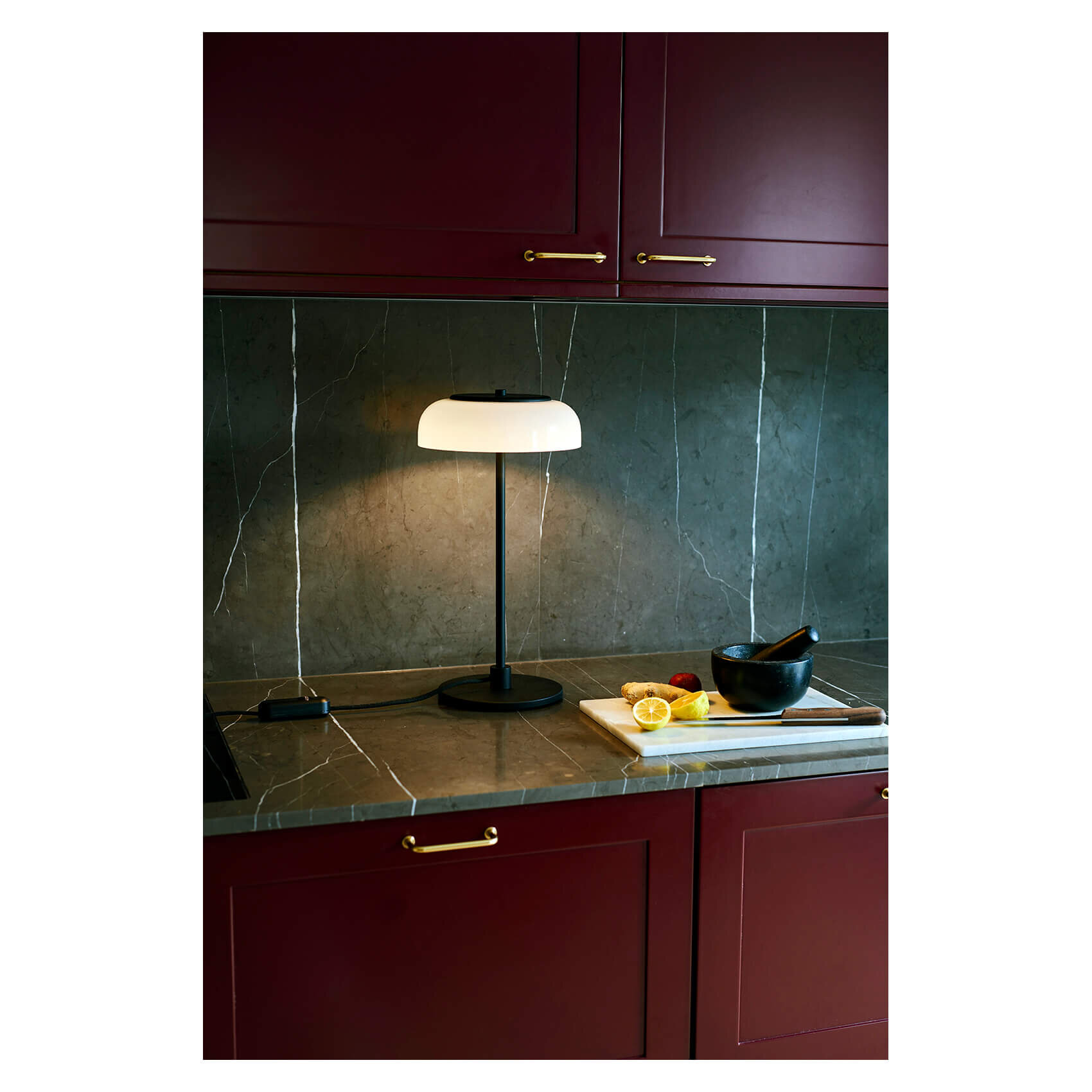 Nuura Blossi 北歐簡約風桌燈置於廚房檯面