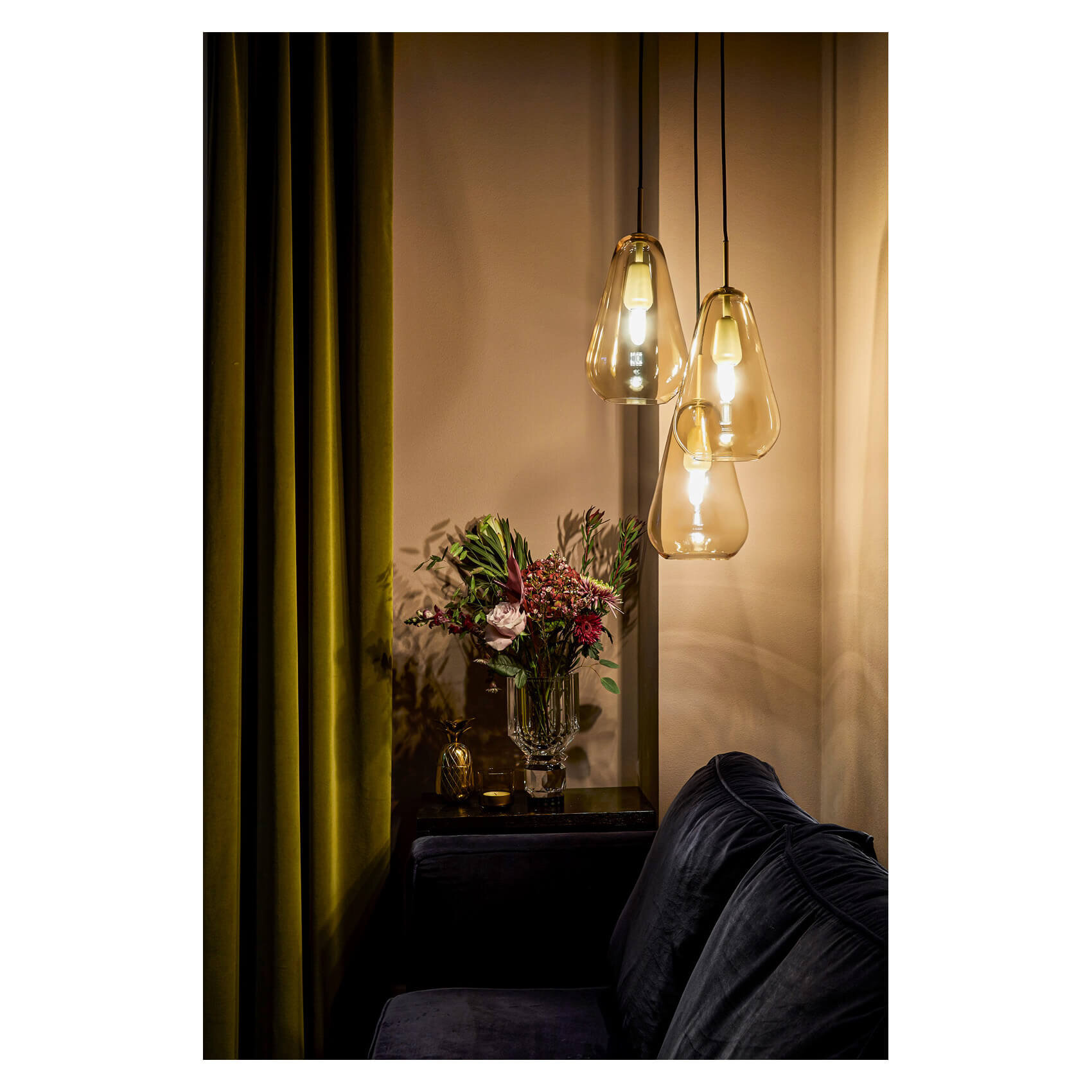 三盞 Nuura Anoli 金色玻璃吊燈用於客廳沙發旁