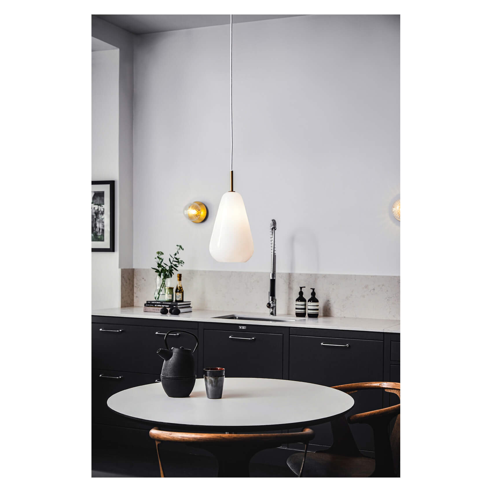 一盞北歐 Nuura Anoli 吊燈用於餐廳和廚房