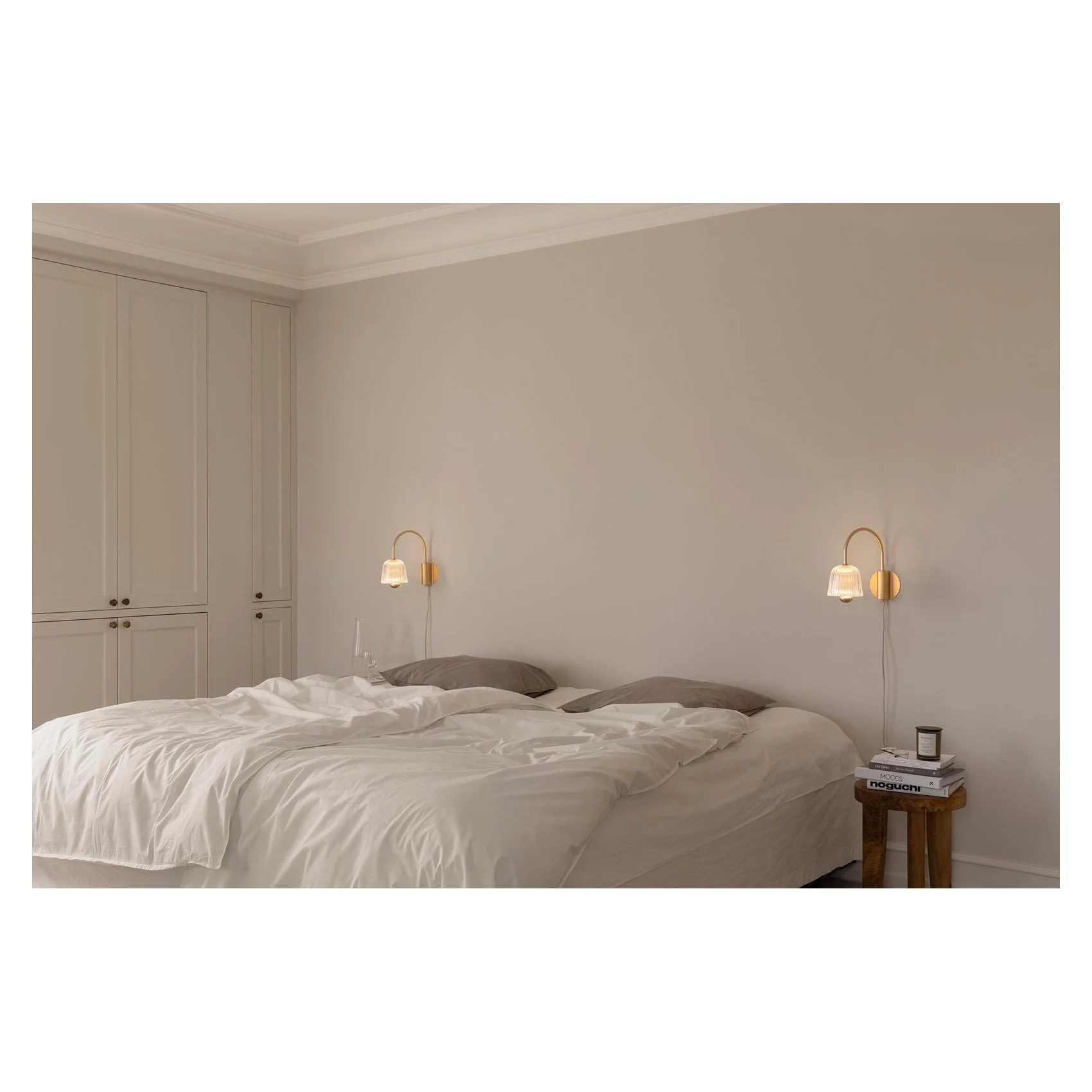 2175001_5_Nuura_AsteeaWall_satin brass_ripple clear_Lifestyle_3.jpg