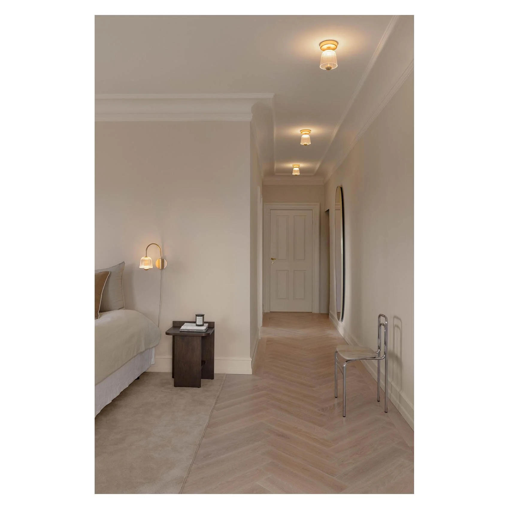2176001_3_2175001_4_Nuura_AsteeaWall_AsteeaCeiling_satin brass_ripple clear_Lifestyle.jpg