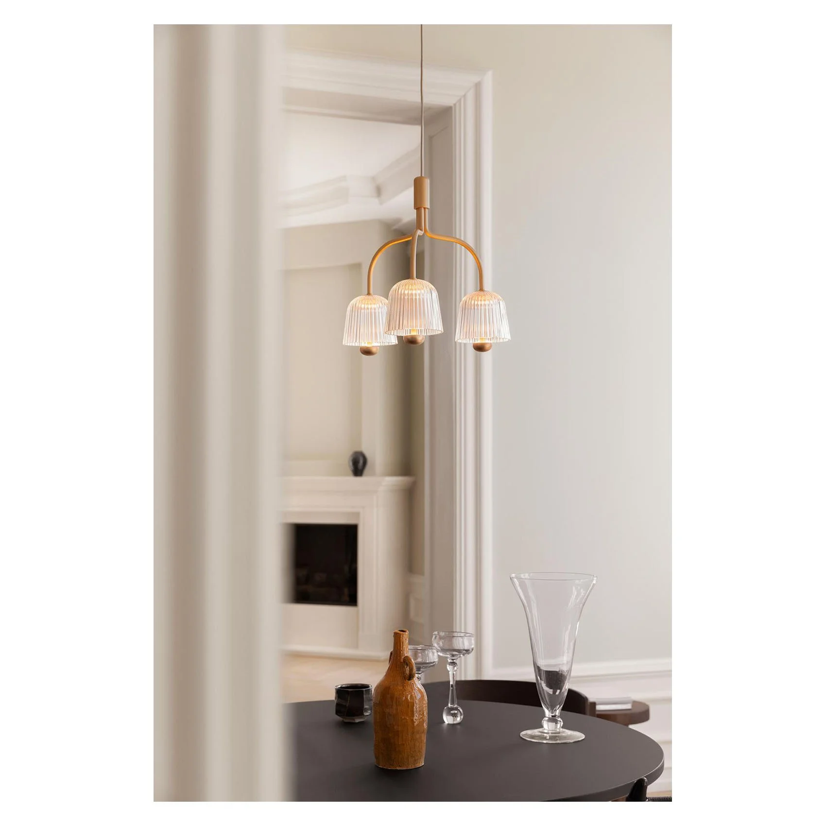 2171001_2_Nuura_Asteea3_satin brass_ripple clear_Lifestyle_4.jpg