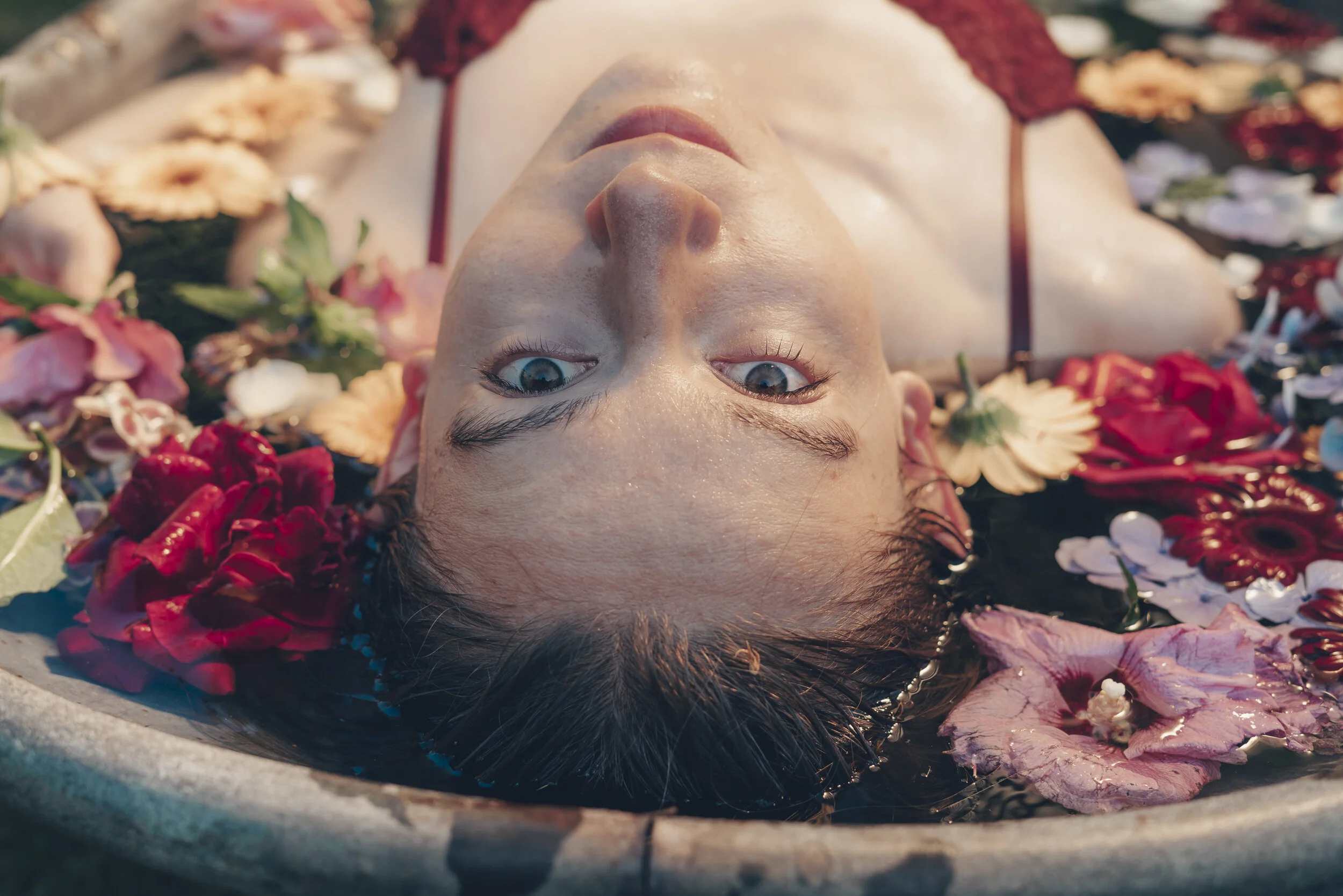 Badewanne, Draußen, Sommer, Blumen, Frau, Regen, Wasser, Fotografie