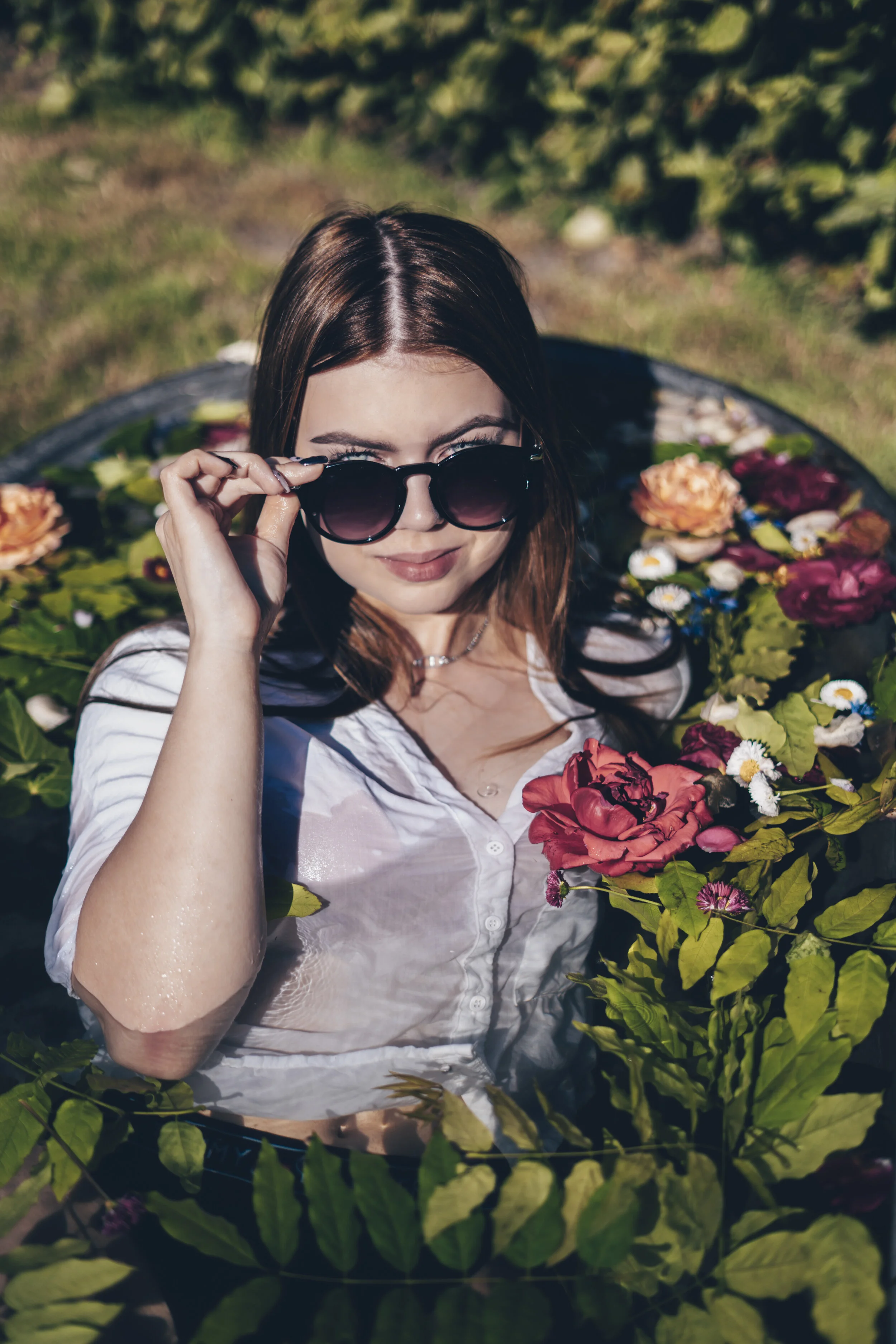 Badewanne, Draußen, Sommer, Blumen, Frau, Regen, Wasser, Fotografie, Sonnenbrille