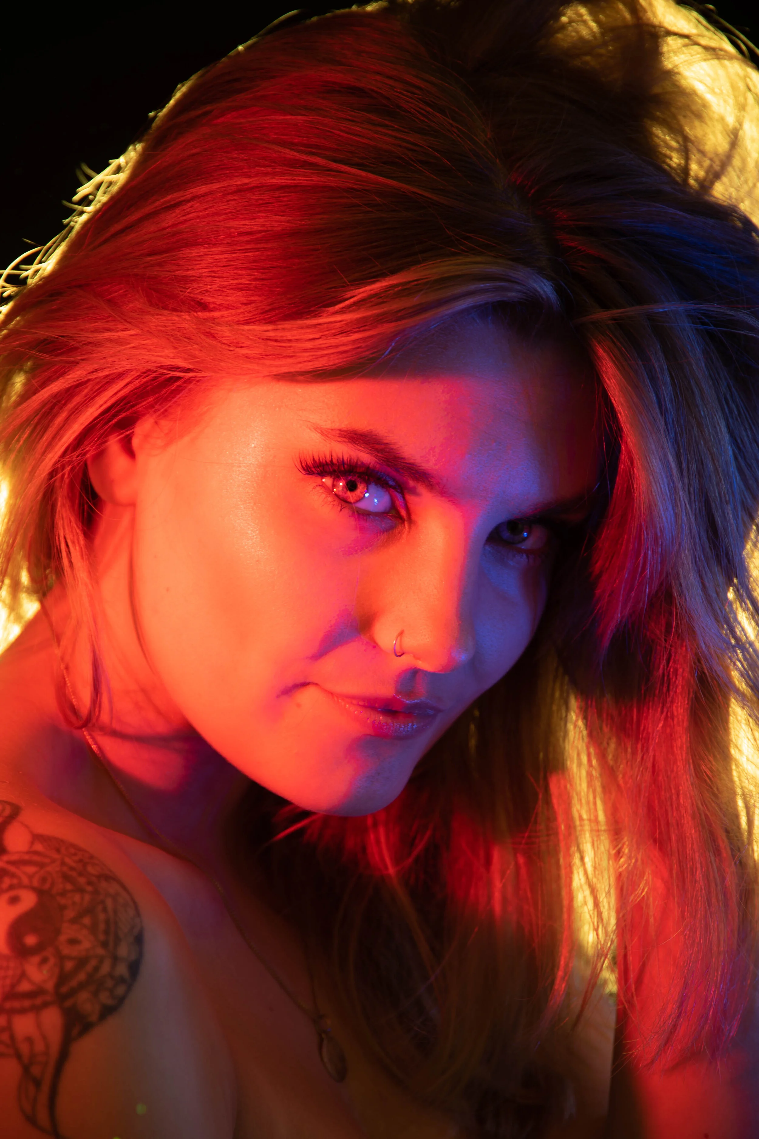Frau, Farbe, Licht, Rot, Gelb, Farbfilter, Lichtfilter, Shooting, Fotografie, Haare, Tattoo