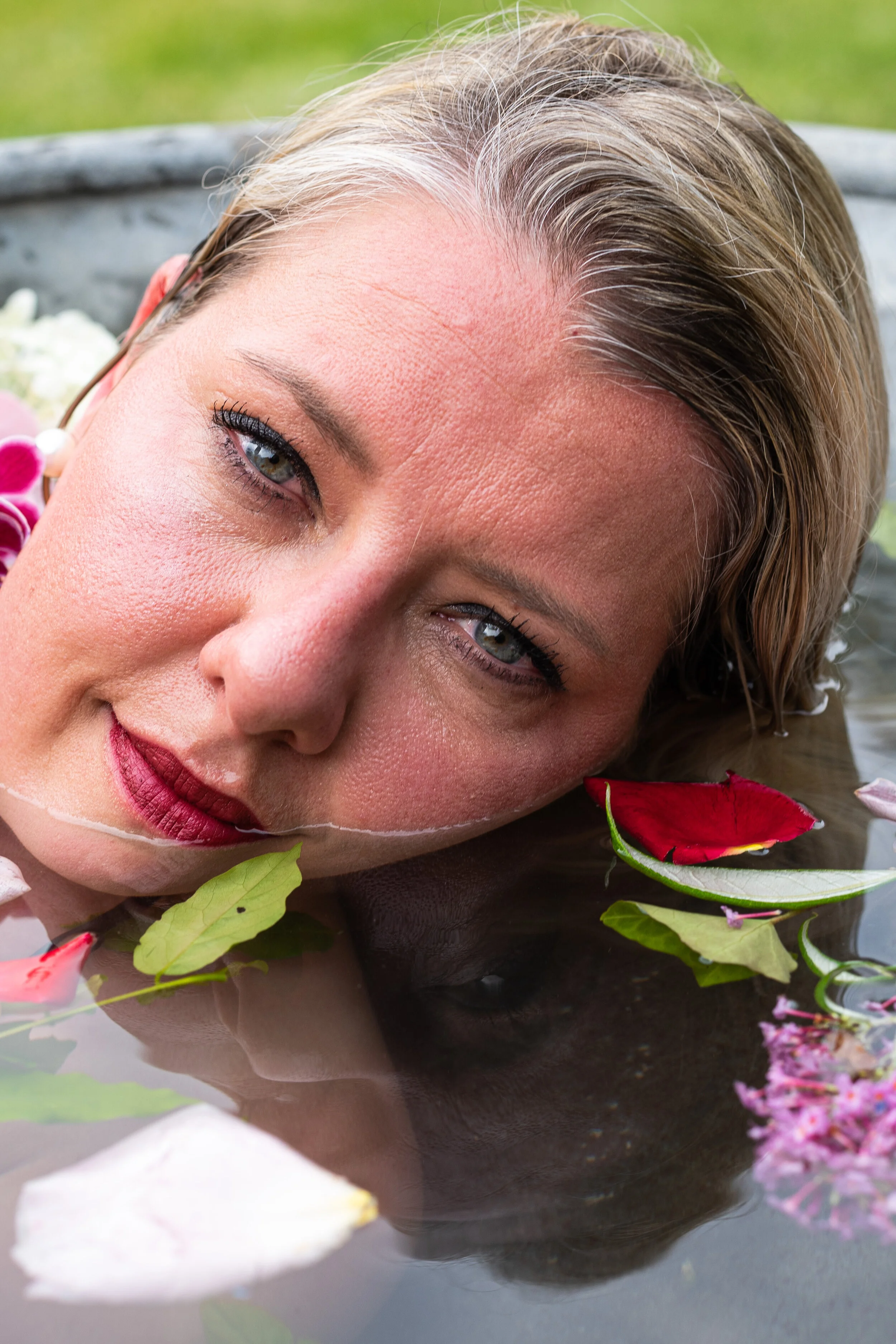 Badewanne, Draußen, Sommer, Blumen, Frau, Regen, Wasser, Fotografie