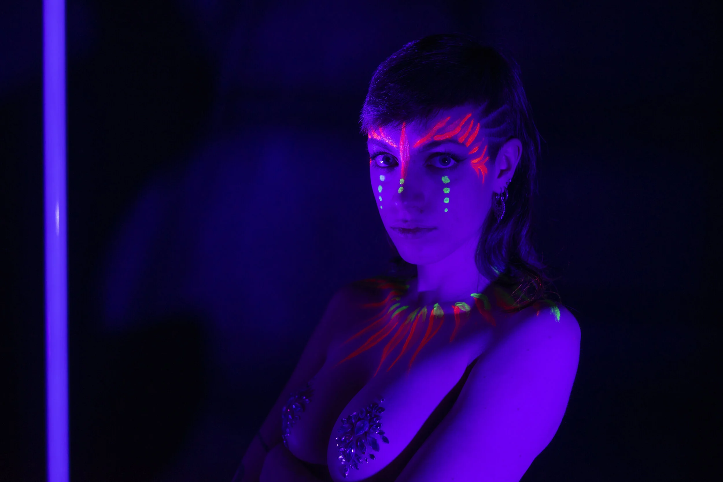 Neon Farbe, Schwarzlicht, Shooting, Frau, Akt, Glitzer, Orange, grün, Pink, Body Paint, Fotografie