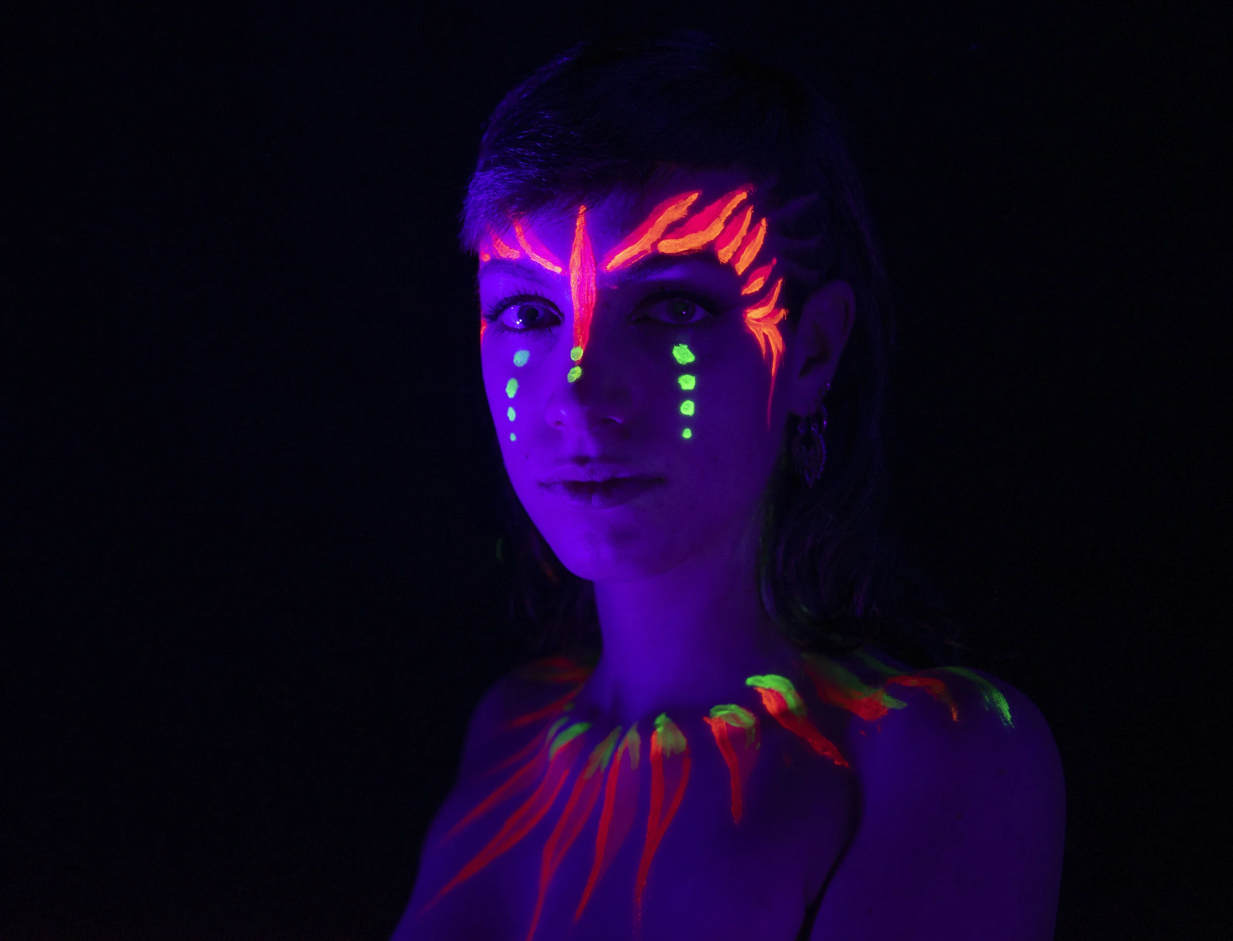 Neon Farbe, Schwarzlicht, Shooting, Frau, Akt, Glitzer, Orange, grün, Pink, Body Paint, Fotografie