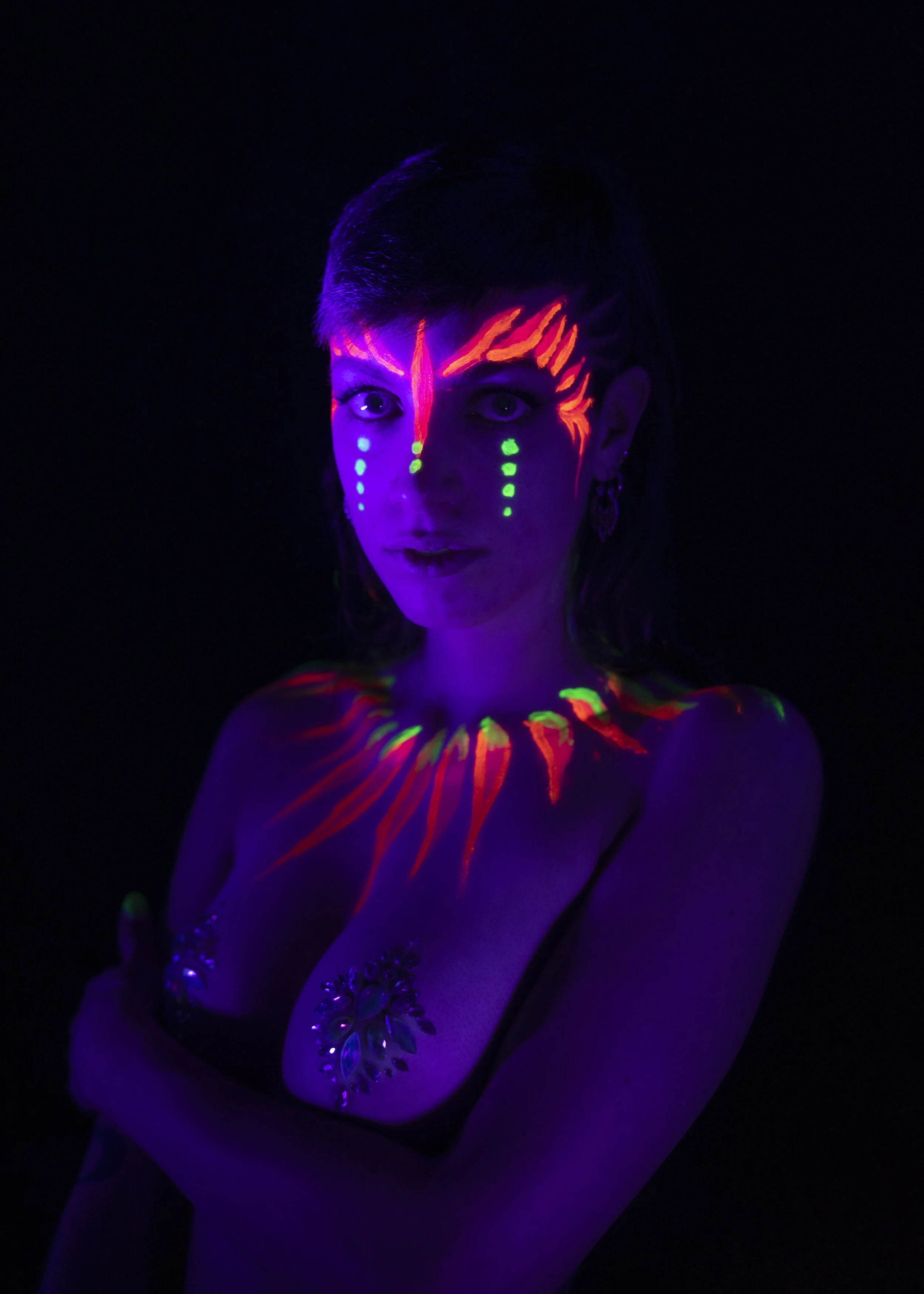 Neon Farbe, Schwarzlicht, Shooting, Frau, Akt, Glitzer, Orange, grün, Pink, Body Paint, Fotografie