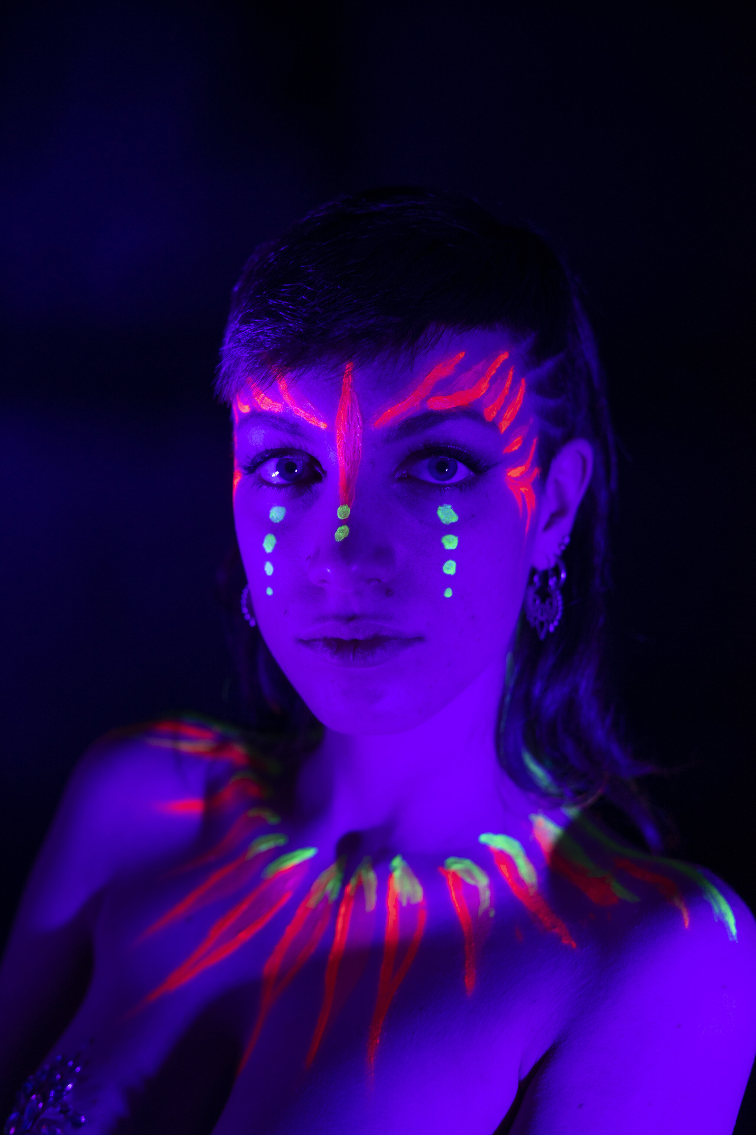Neon Farbe, Schwarzlicht, Shooting, Frau, Akt, Glitzer, Orange, grün, Pink, Body Paint, Fotografie