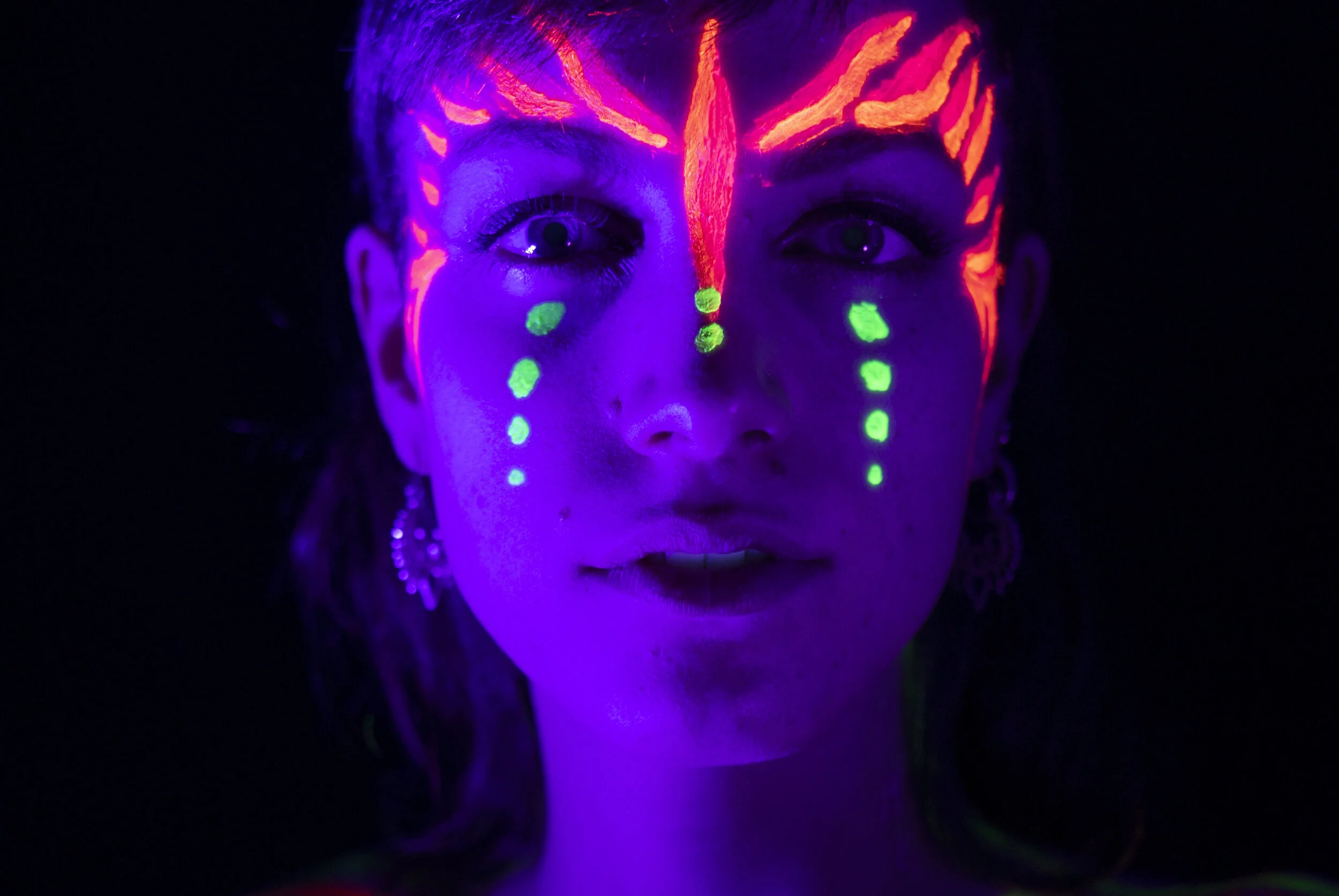 Neon Farbe, Schwarzlicht, Shooting, Frau, Orange, grün, Pink, Body Paint, Fotografie, Eyes
