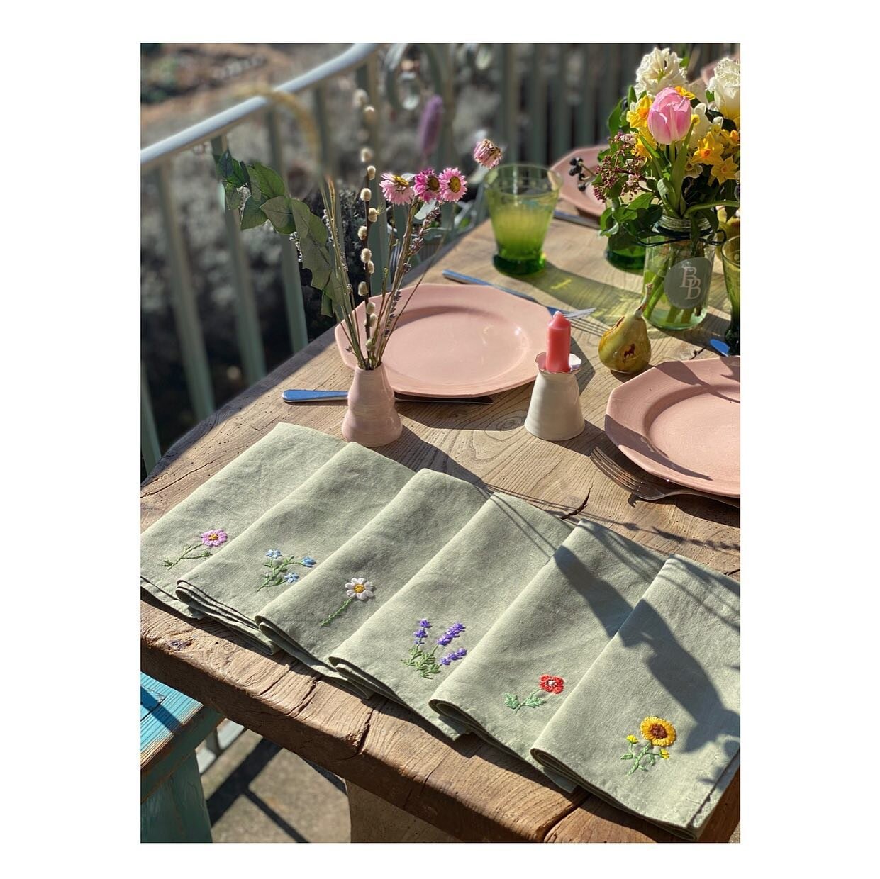 British garden blooms hand embroidered onto a gorgeous set of pale green napkins. A special pressie for someone&rsquo;s lovely mum to open up today 🥰🌸🌿