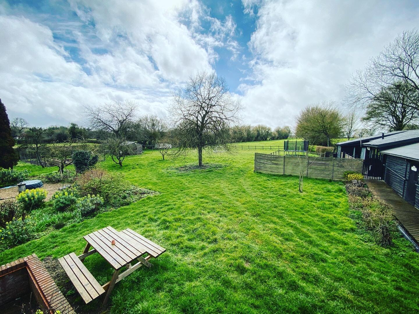 The view from the annexe! It&rsquo;s a rainy day here but the grass is rejoicing in response! 💚

Happy Friday all and we hope you all enjoy the Easter holidays! 🐰

#easter #spring #rain #bnb #airbnb #localbusiness #familybusiness #accommodation #no
