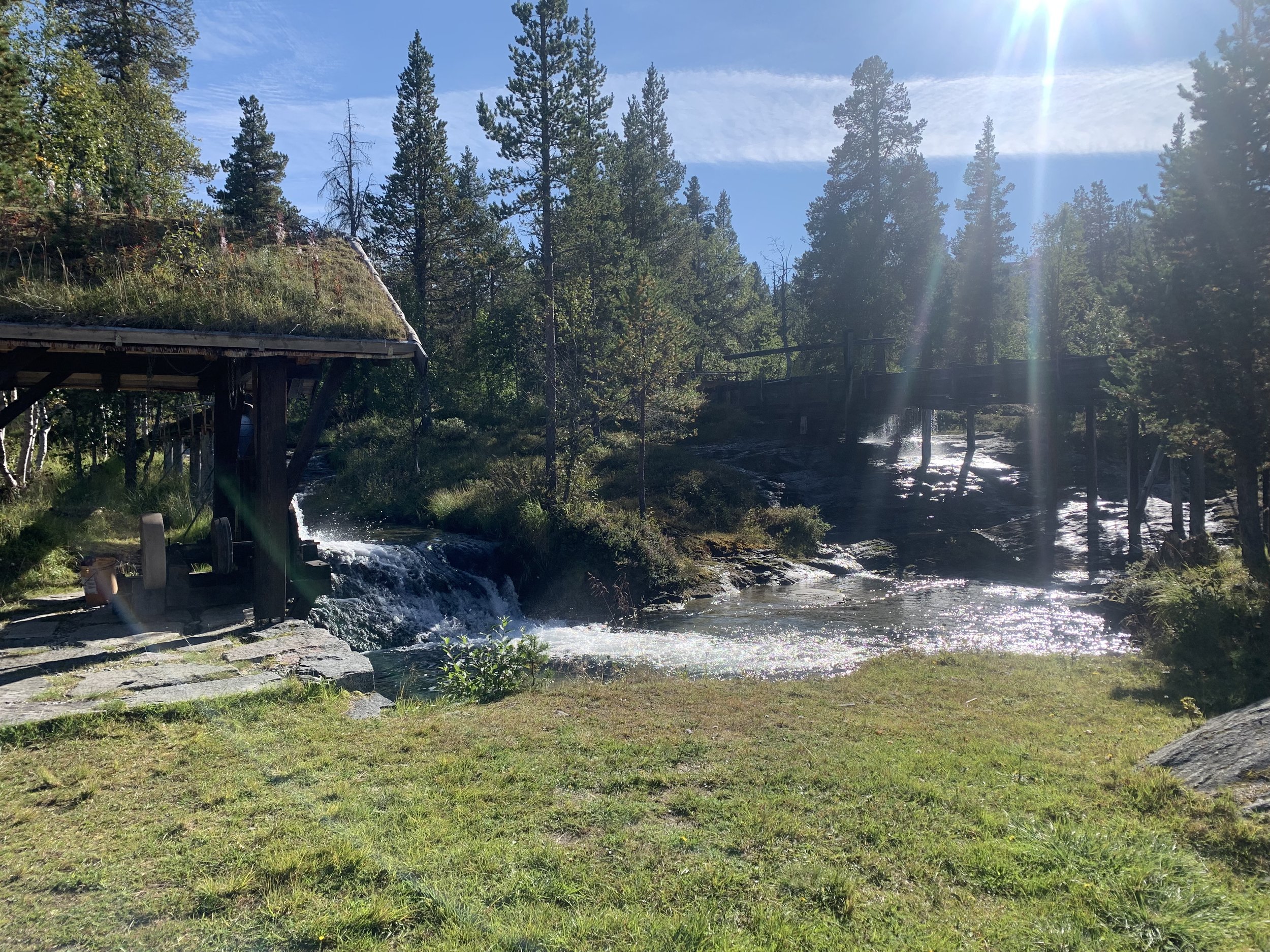 Opplev 300 års bruk av vasskraft på Stueflotten øverst i Romsdalen.
Ildsjeler har bygget opp og driver Sagelva vasskraftsenter. Gjennom sommeren viser de fram og demonstrerer et fullskala anlegg drevet av vatn.