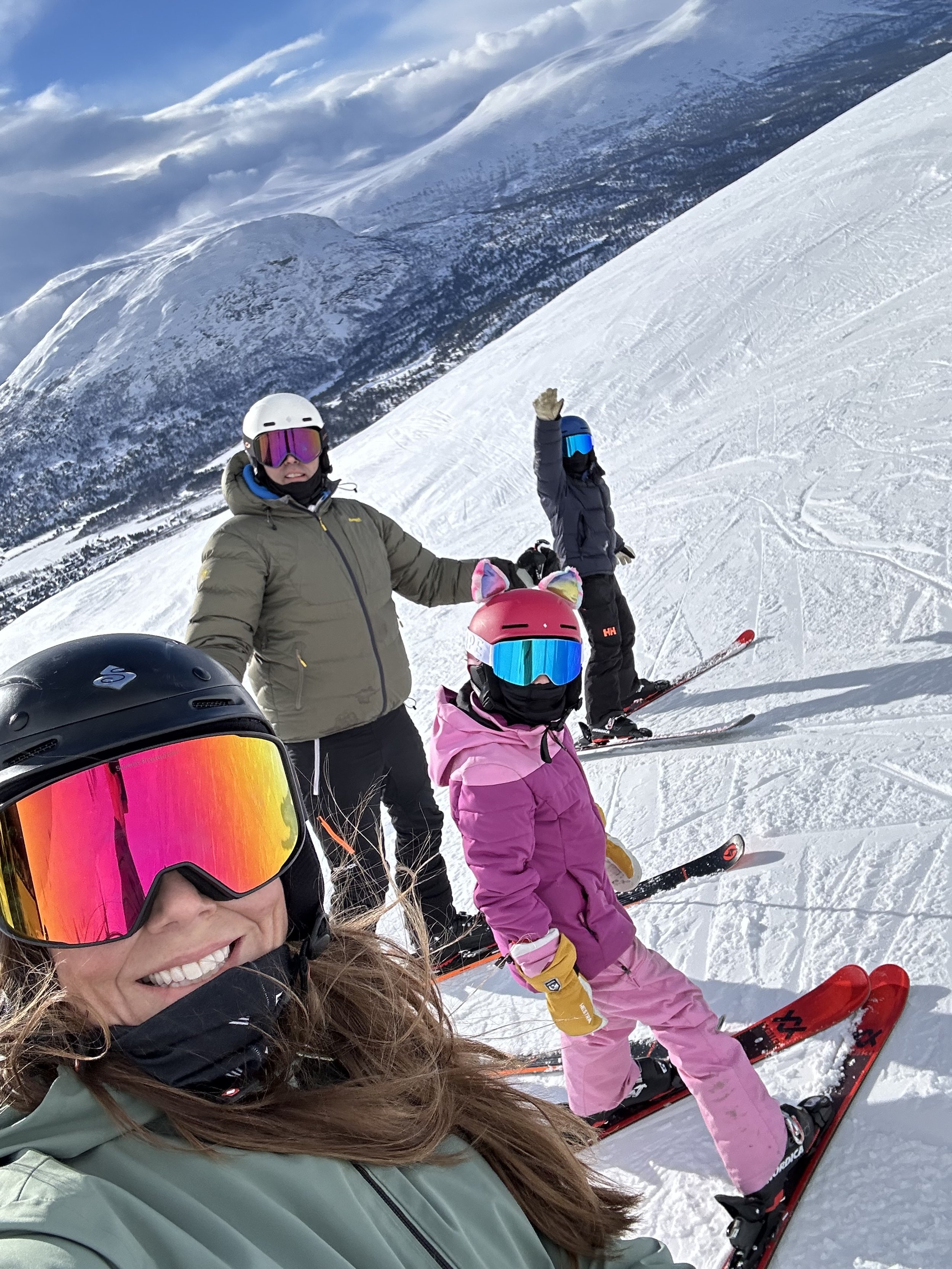 Familiedag i skibakken med sol og blide jenter og gutter