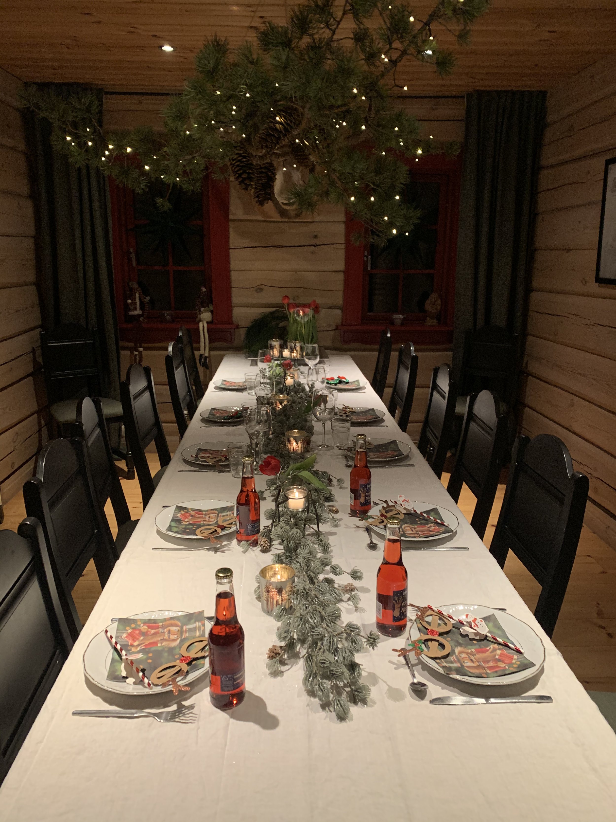 Langbord dekket til juleselskap