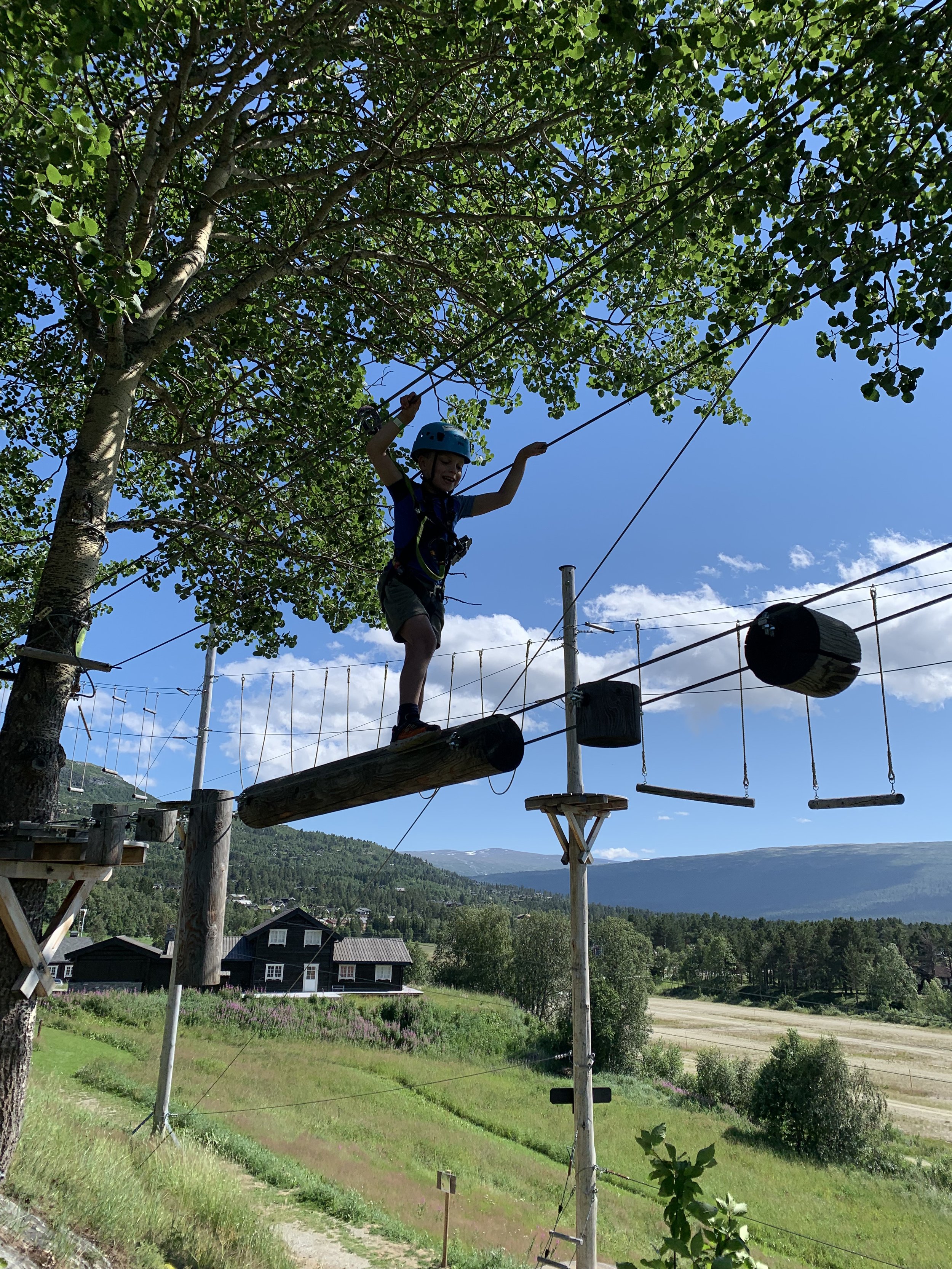 Lek og klatring i i Høyt og Lavt Klatrepark