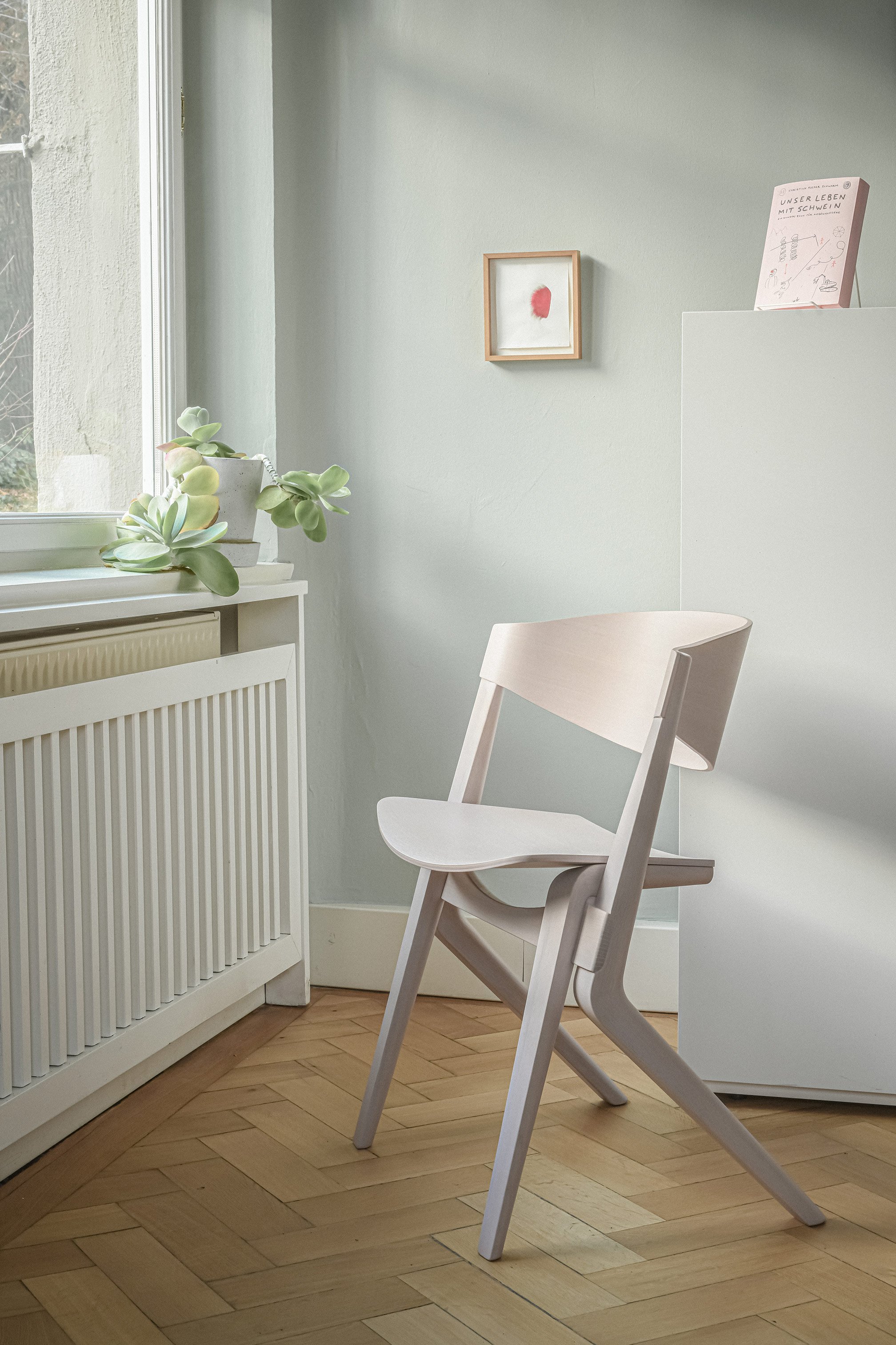 UL_Karimoku_SCOUT_CHAIR_whitepink_b_office_01_7912_72dpi.jpg