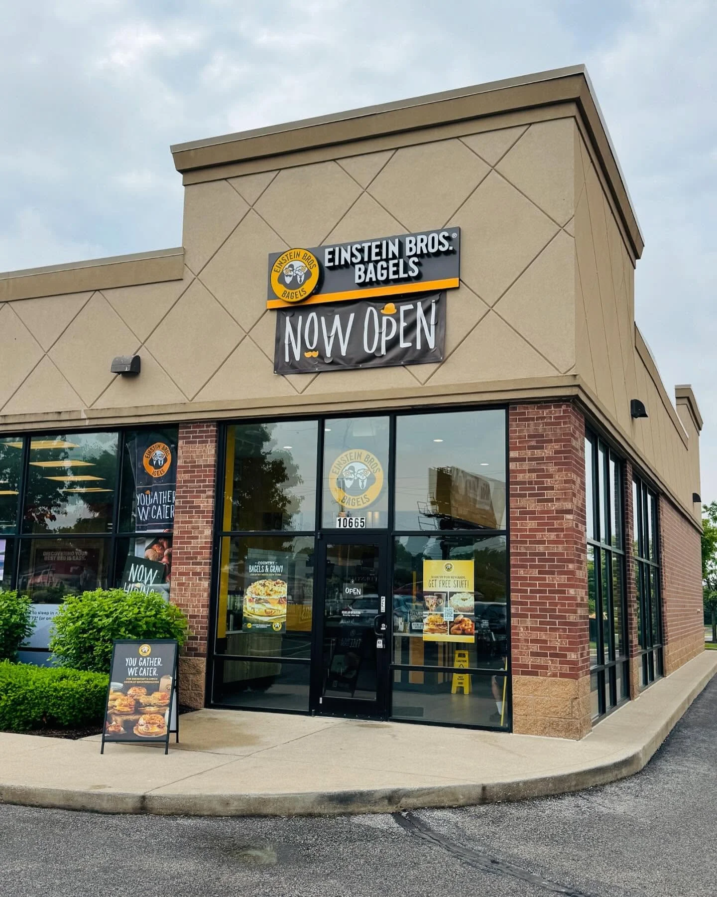 Hey Avon, your mornings just got better! 🥯☕️ @einsteinbros is open and ready to serve up your morning must-haves! What&rsquo;s your breakfast pick: savory or sweet?

Tenant Broker: Robyn Swihart ( @rswihart15 )

📍10665 East US Highway 36, Avon, IN 