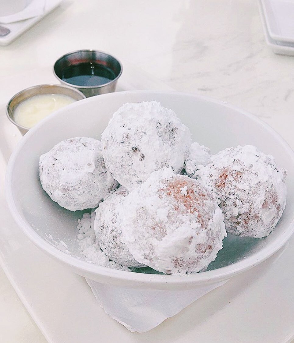 zeppoles for dessert w/ white chocolate and raspberry sauce 😍
.
.
📸: @eat.feedmebaby