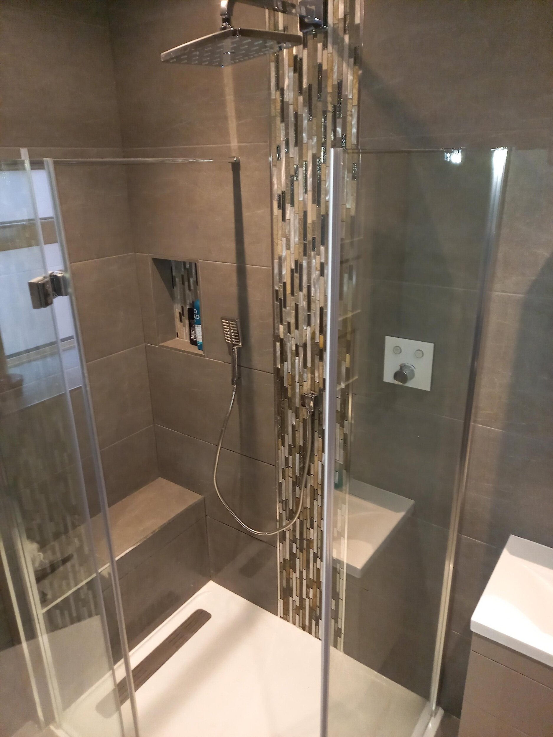 En-suite shower room, Cove