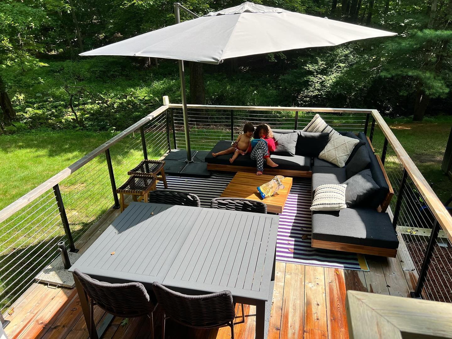 Sunday morning 🌅 just chilling outside! #happyhausdesign #sundaymornings #happykids