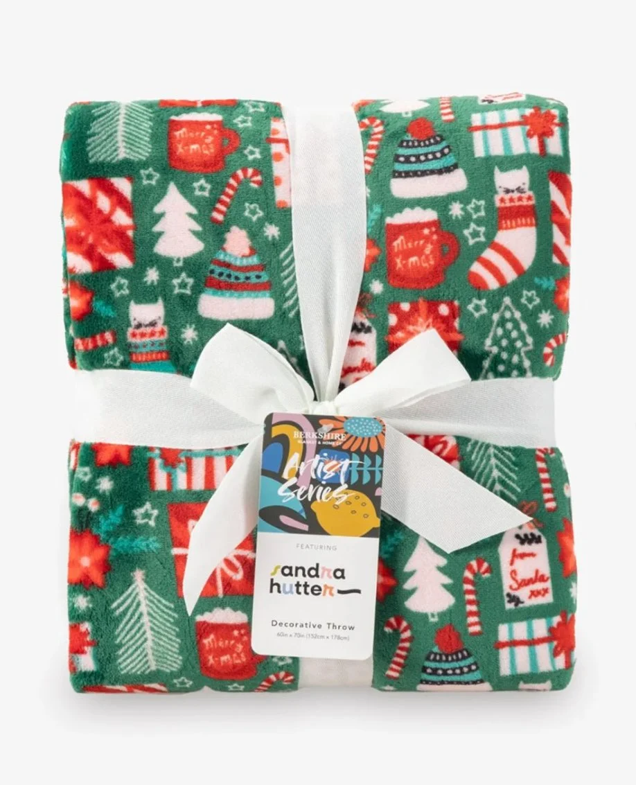 Still looking for a last-minute gift? 🎁⁠
Grab one of my cozy Christmas blankets from @berkshireblanket⁠
They&rsquo;re super soft, festive, and my whole family loves them (my dog included 🐶❤️).⁠
Swipe to see it in action!⁠
⁠