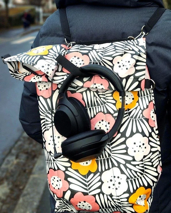 I&rsquo;ve already shared a few pieces from my collaboration with the amazing Austrian brand @mapbagrag &mdash; here comes another one⁠
⁠
This is their Deliverybag XL Strong featuring my Climbing Flowers design 🌼⁠
⁠
What I love about this collab (be