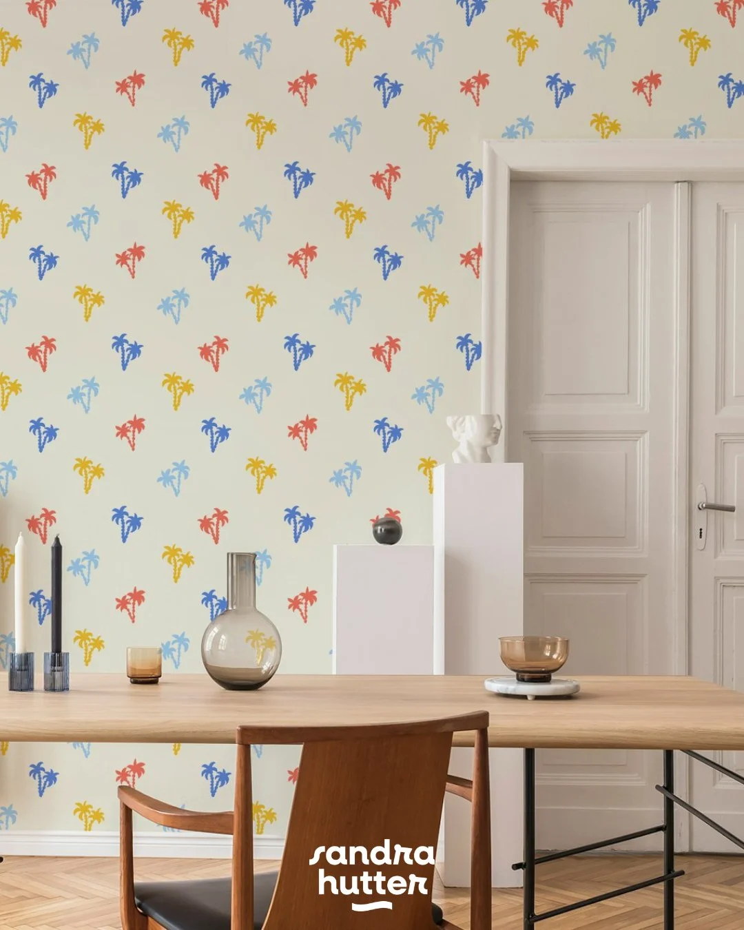 Here&rsquo;s the palm print from my new Ocean City Sunset collection on wallpaper 🌴☀️⁠
⁠
Simple, playful, and easy to style &mdash; with a peel-and-stick option available, which makes it even more flexible to use.⁠
⁠
It works really nicely in kids&r