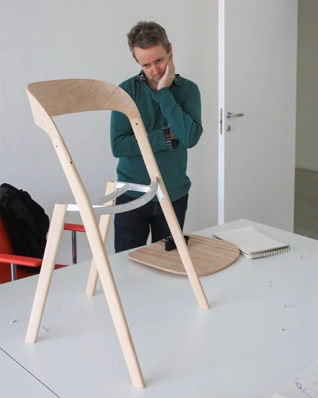 Looking for lightness.

Like equilibrists on a rope, the project of the Pila chair challenged Ronan &amp; Erwan Bouroullec to a research of balance between lightness and strength.

A die-cast aluminium structural element hidden beneath the seat was c