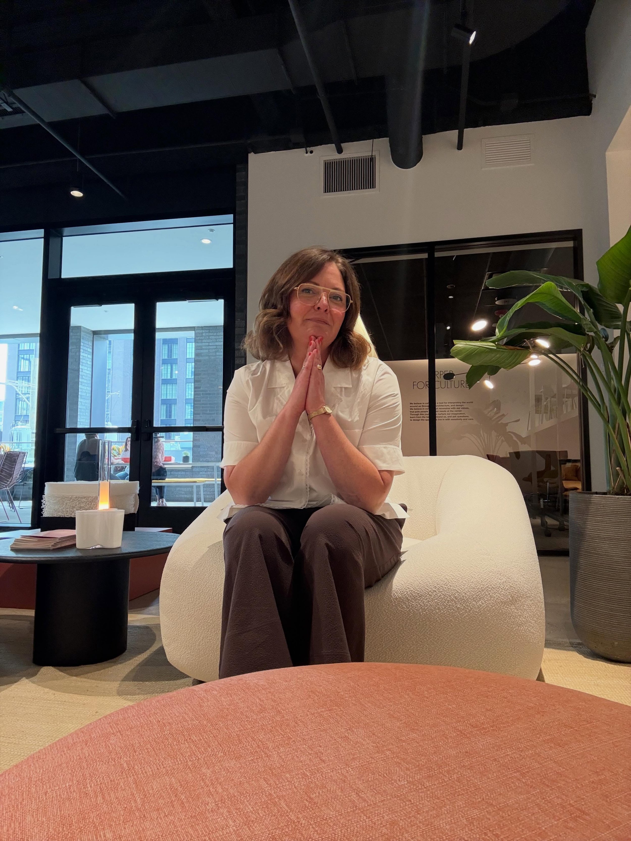 Arper 🍃

Second stop @arper in Fulton Market 
167 N Green Street

Test driving the new AOM Collection - a Metropolis Likes 2026 Award Winner 🏆 an indoor/outdoor lounge collection featuring the innovative &ldquo;breath-air&rdquo; internal suspension