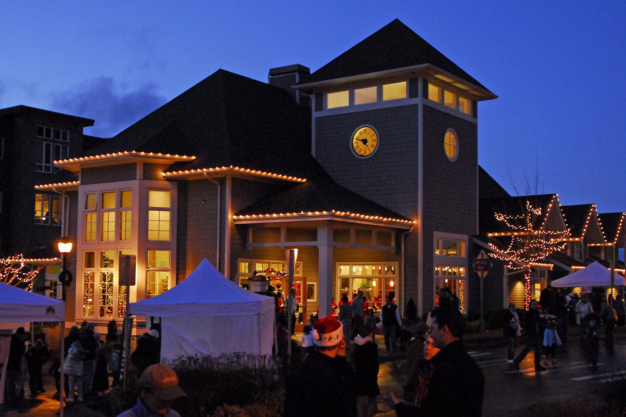 34741366_web1_HolidayeventsISS231203-Issaquahholiday_2.jpg