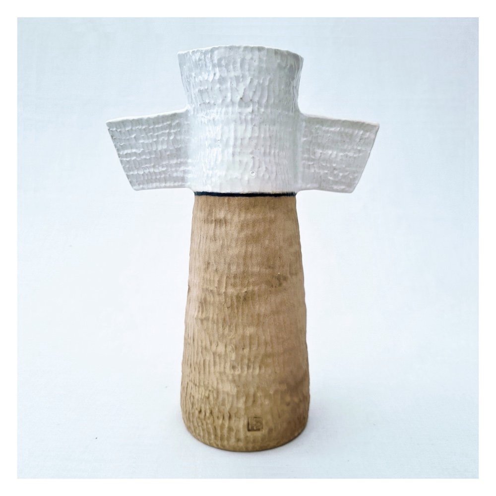 White+and+tan+ceramic+vase+by+Harriet+Ferris+2024+%28back%29.jpg