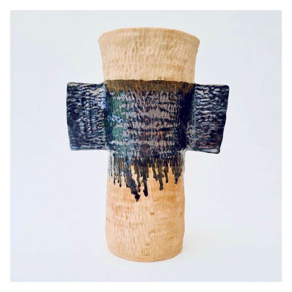 Metallic+black+and+tan+ceramic+vase+by+Harriet+Ferris+2024+%28back%29.jpg
