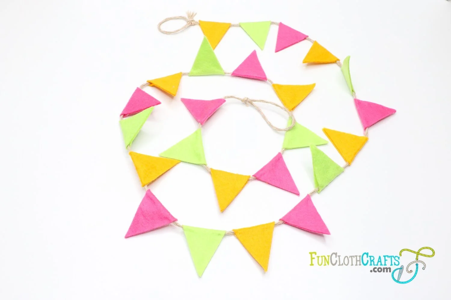 DIY felt mini bunting from felt scraps