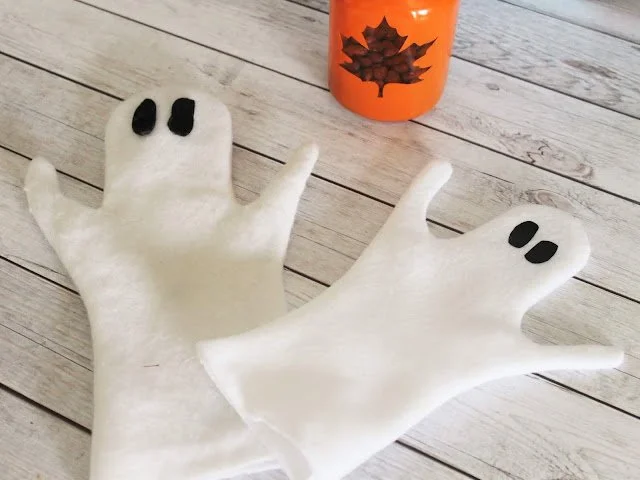 white felt ghost puppets for hand, DIY halloween finger puppet