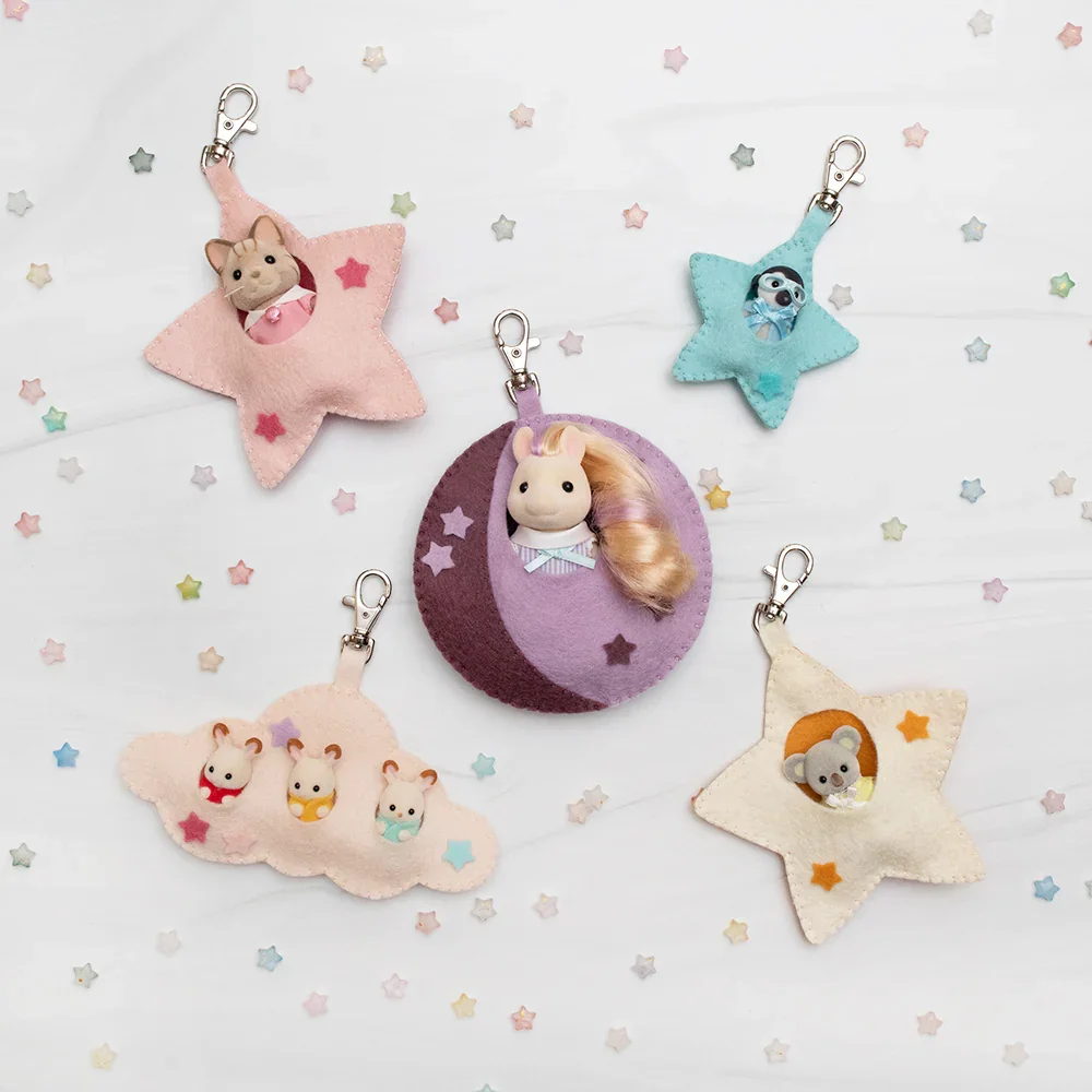 5 keychains that can carry your favorite little toy, shapes of cloud, star and moon